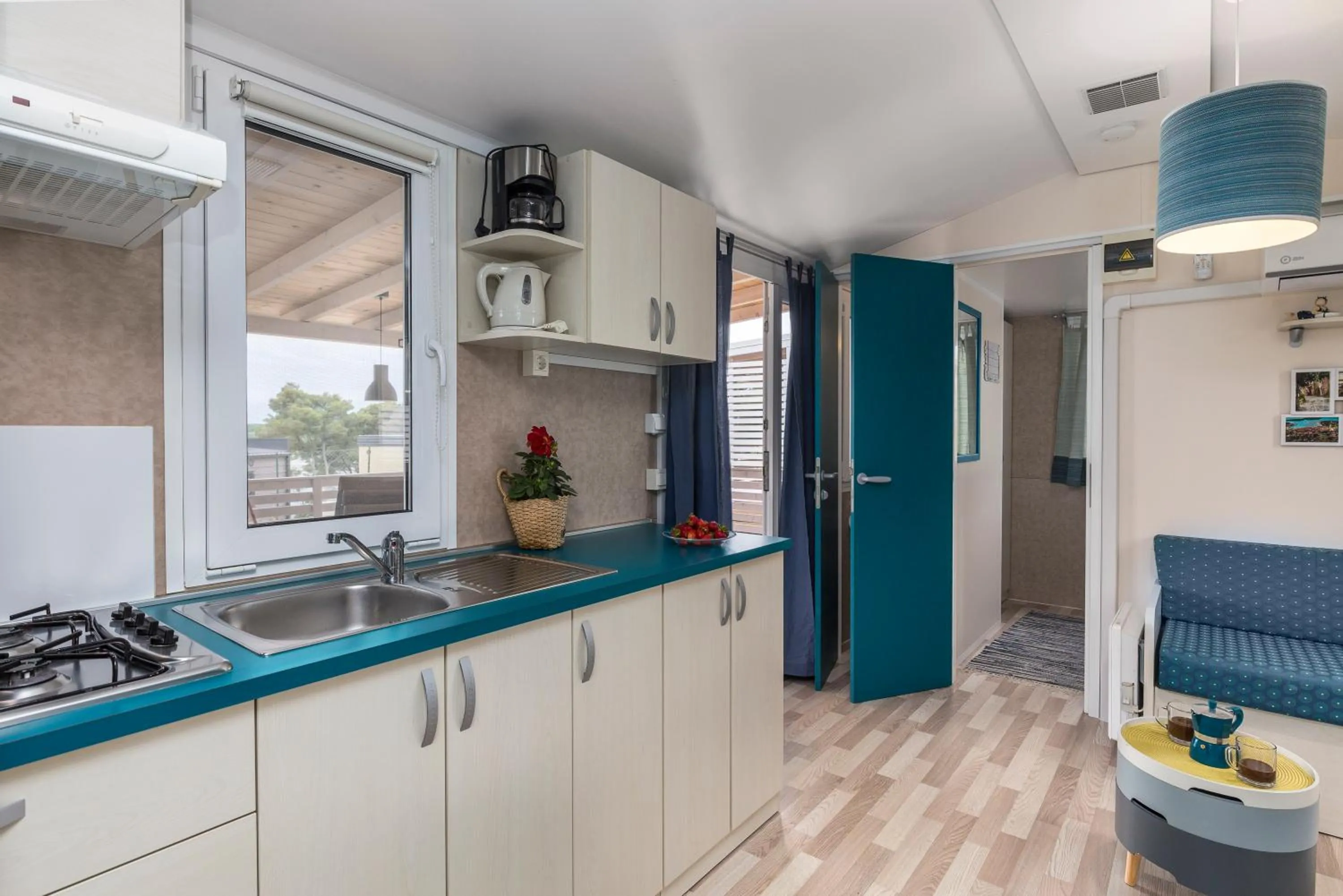Kitchen or kitchenette in West Coast Mobilhome with XXL Terrace