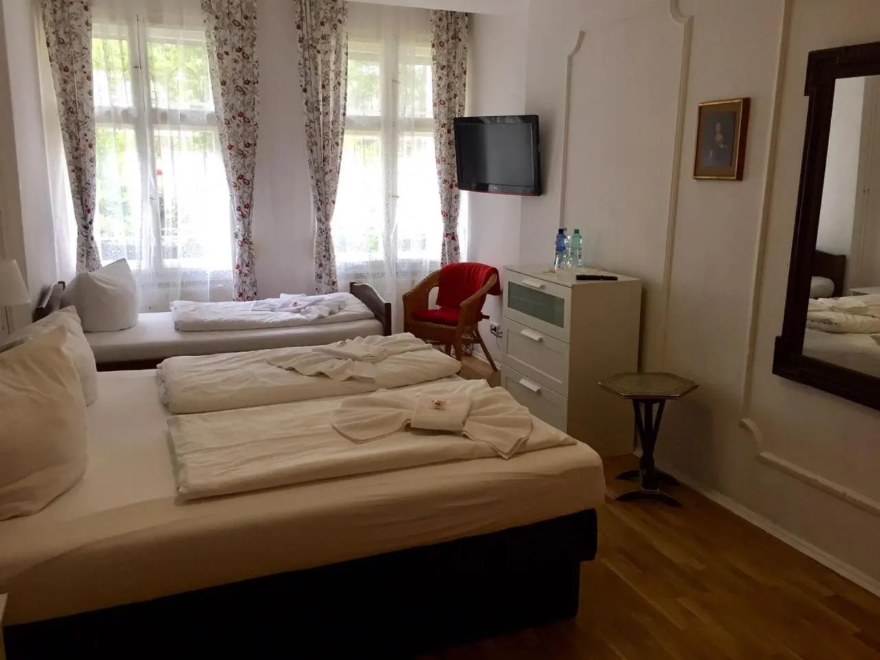 Photo of the whole room, Bed in Pension Tempelhof