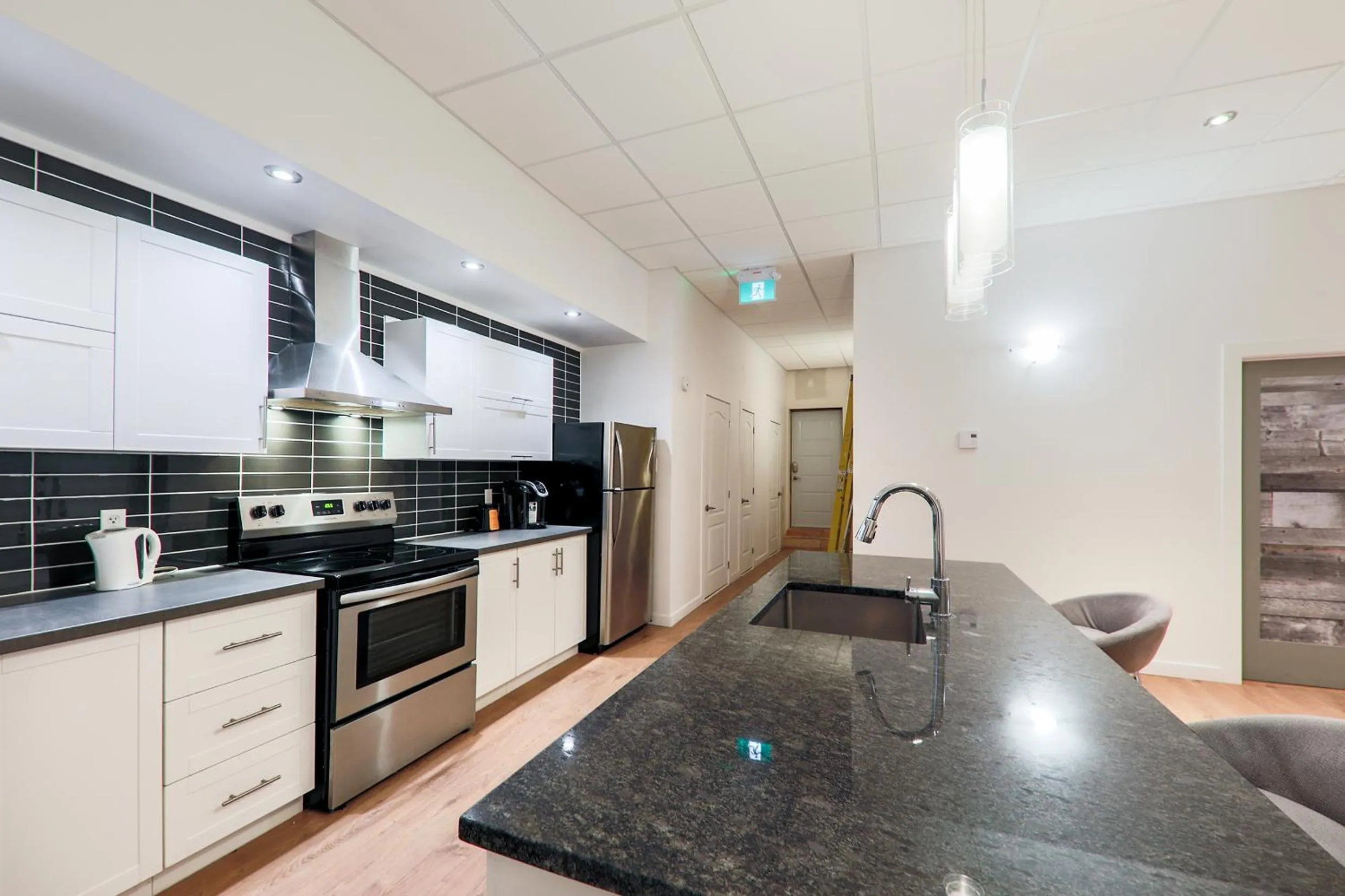 Kitchen or kitchenette in HoMa Homestay Hotel by Olympic Stadium Montreal Auberge-Hostel