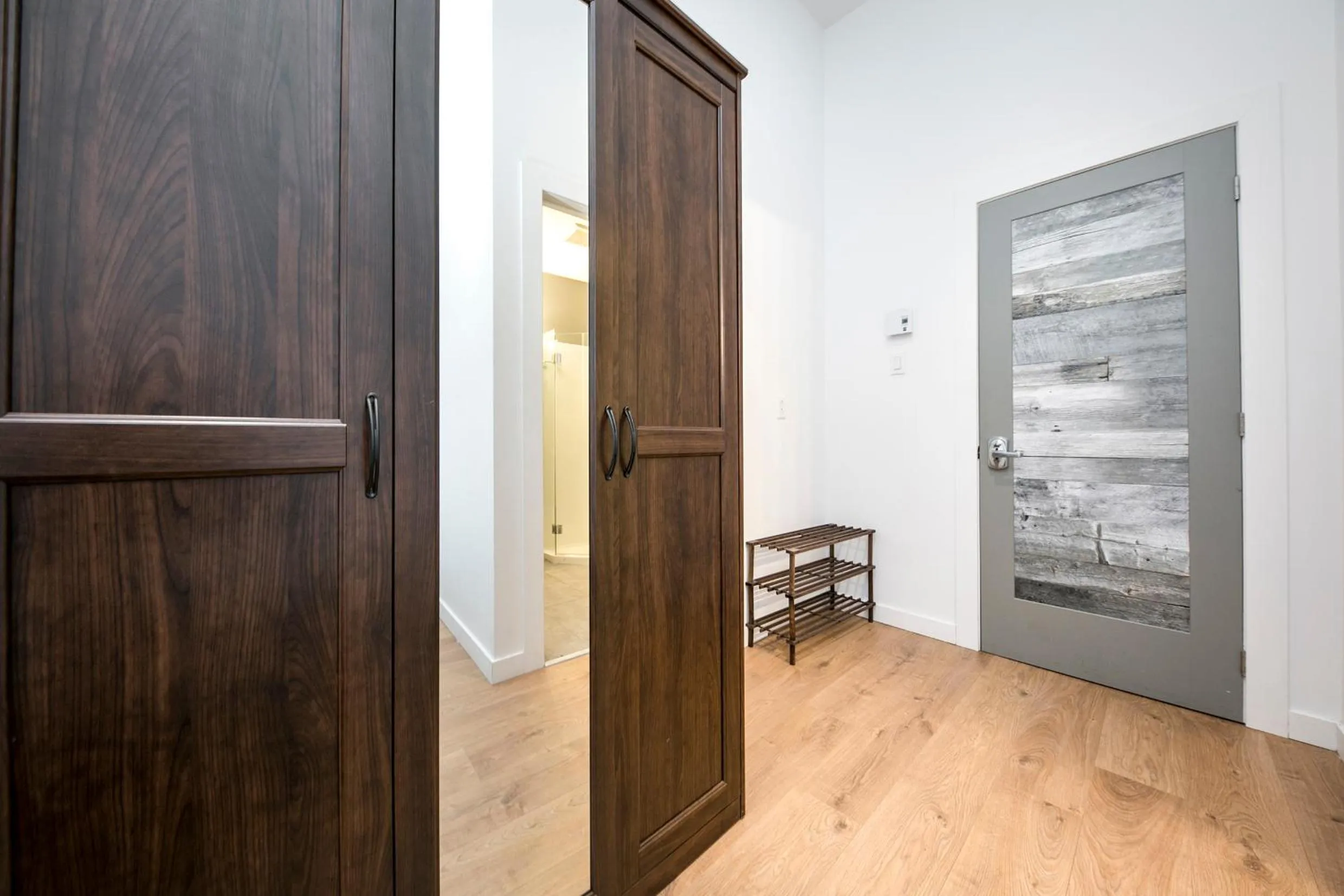 wardrobe in HoMa Homestay Hotel by Olympic Stadium Montreal Auberge-Hostel