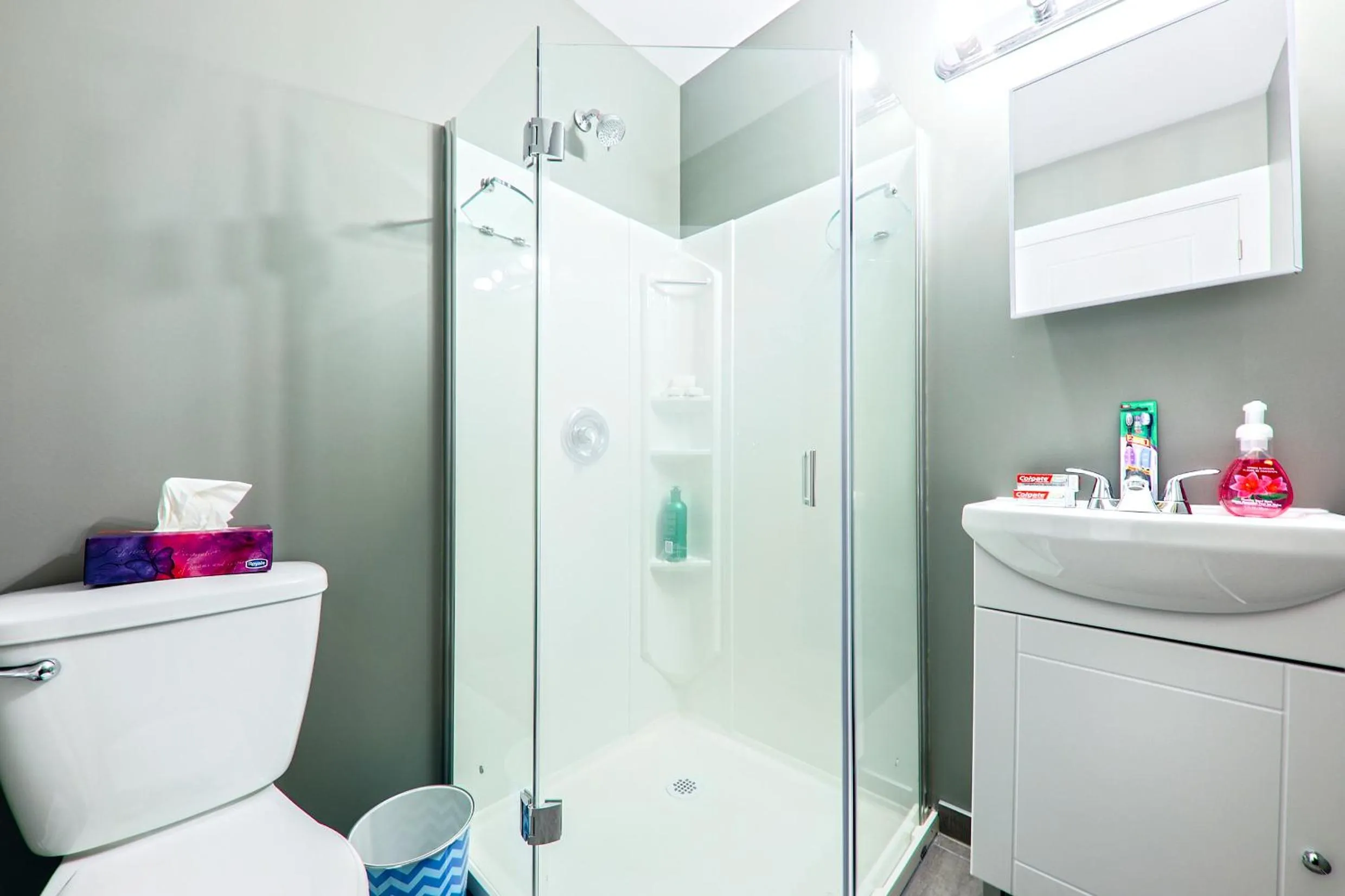 Shower in HoMa Homestay Hotel by Olympic Stadium Montreal Auberge-Hostel