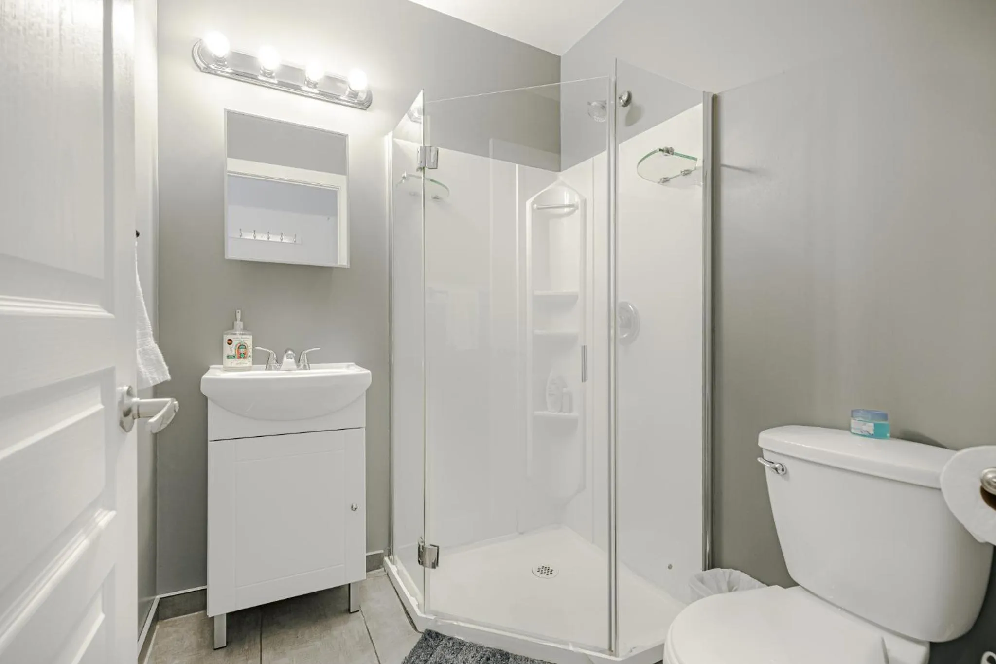 Shower in HoMa Homestay Hotel by Olympic Stadium Montreal Auberge-Hostel