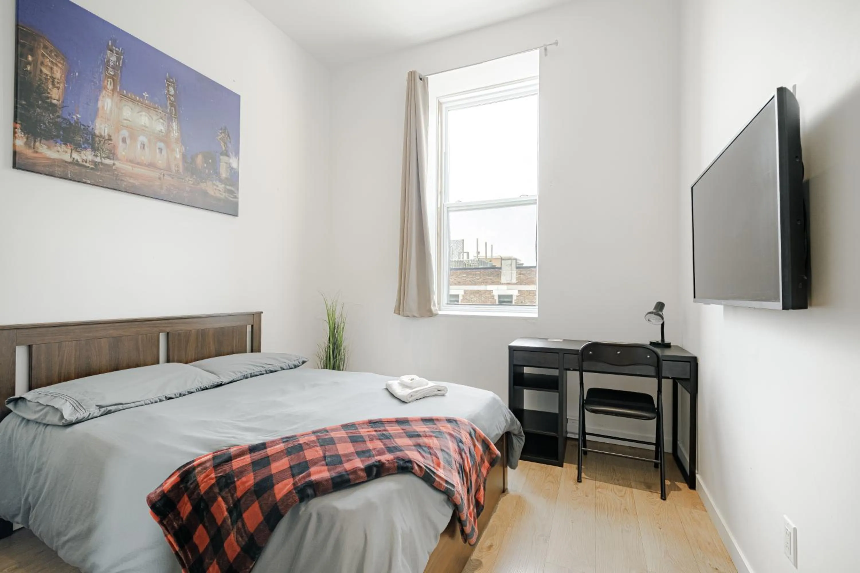 Communal lounge/ TV room, Bed in HoMa Homestay Hotel by Olympic Stadium Montreal Auberge-Hostel