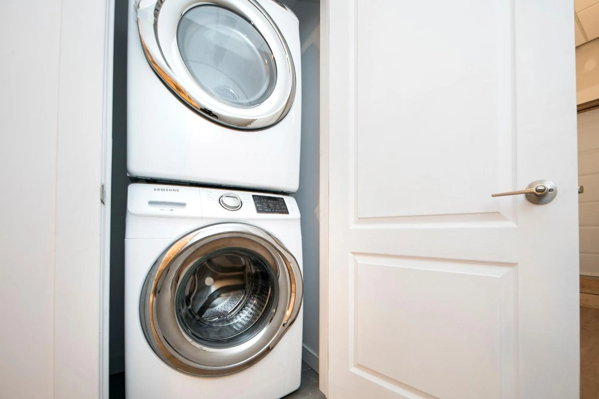 washing machine in HoMa Homestay Hotel by Olympic Stadium Montreal Auberge-Hostel