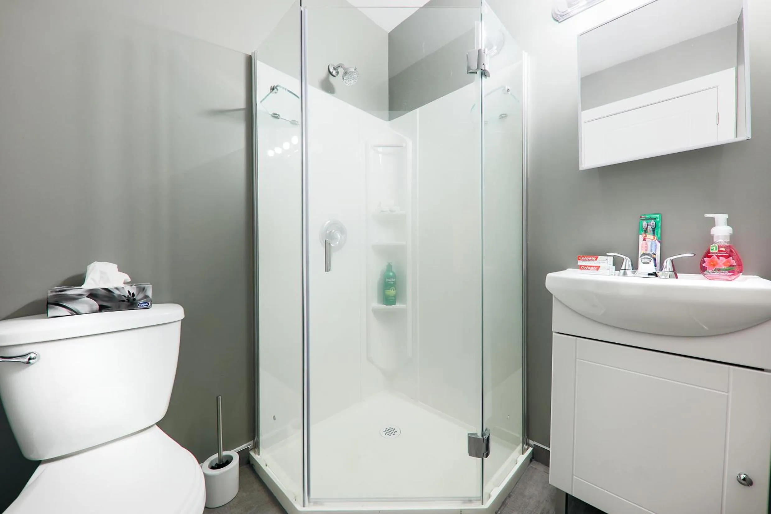 Shower in HoMa Homestay Hotel by Olympic Stadium Montreal Auberge-Hostel