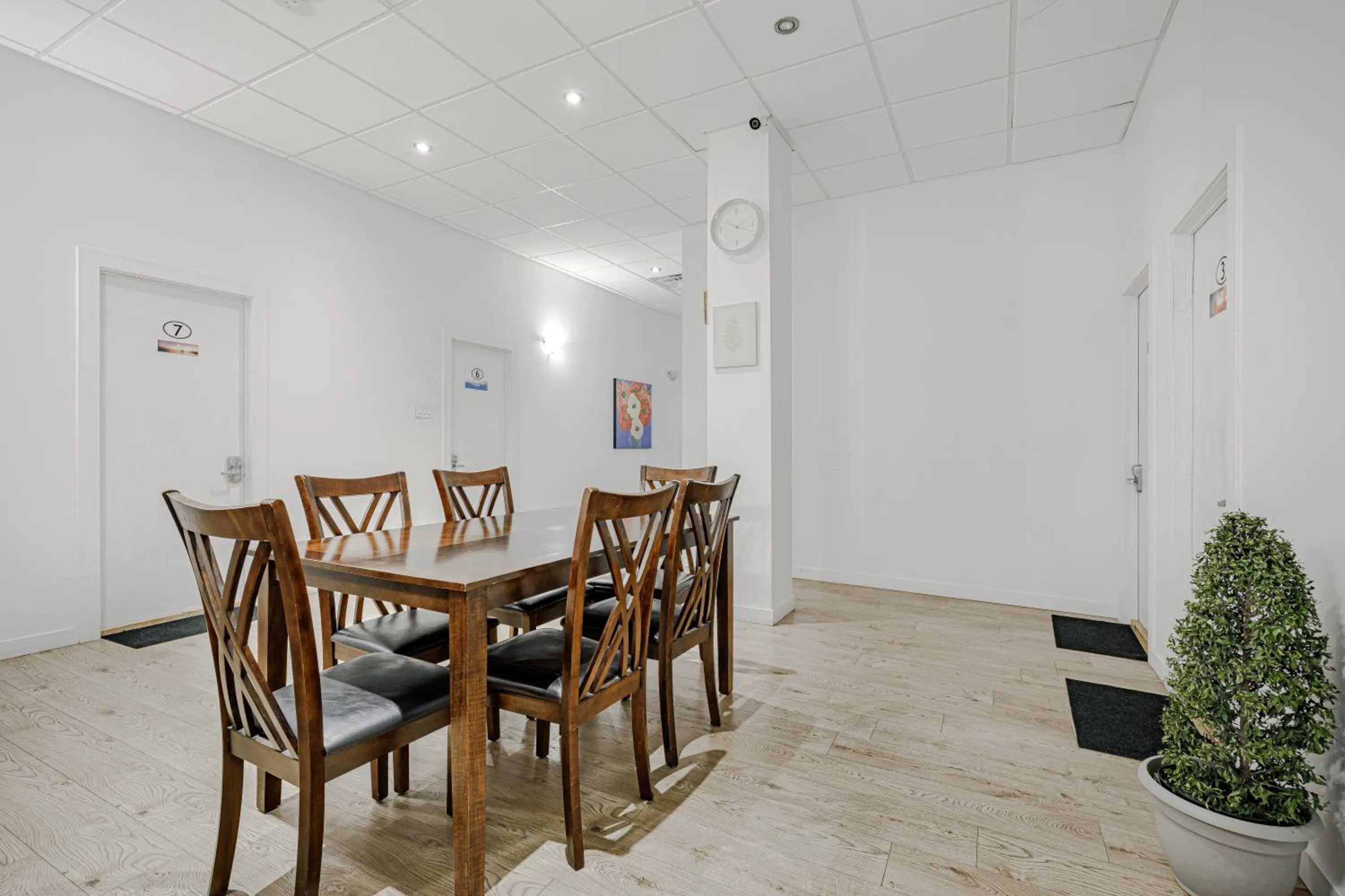 Dining area in HoMa Homestay Hotel by Olympic Stadium Montreal Auberge-Hostel