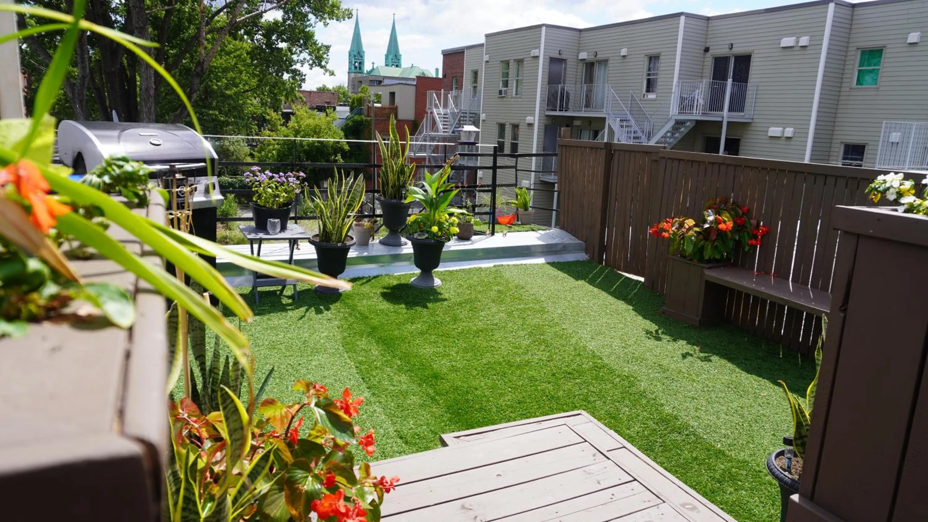 Property building in HoMa Homestay Hotel by Olympic Stadium Montreal Auberge-Hostel