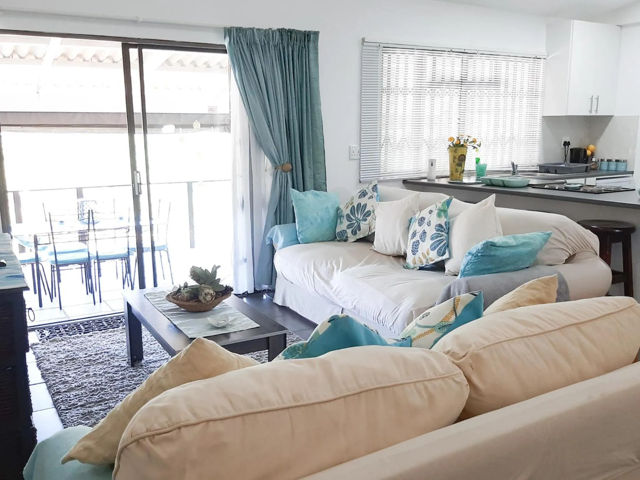 Seating area, Bed in Umtamvuna View Cabanas