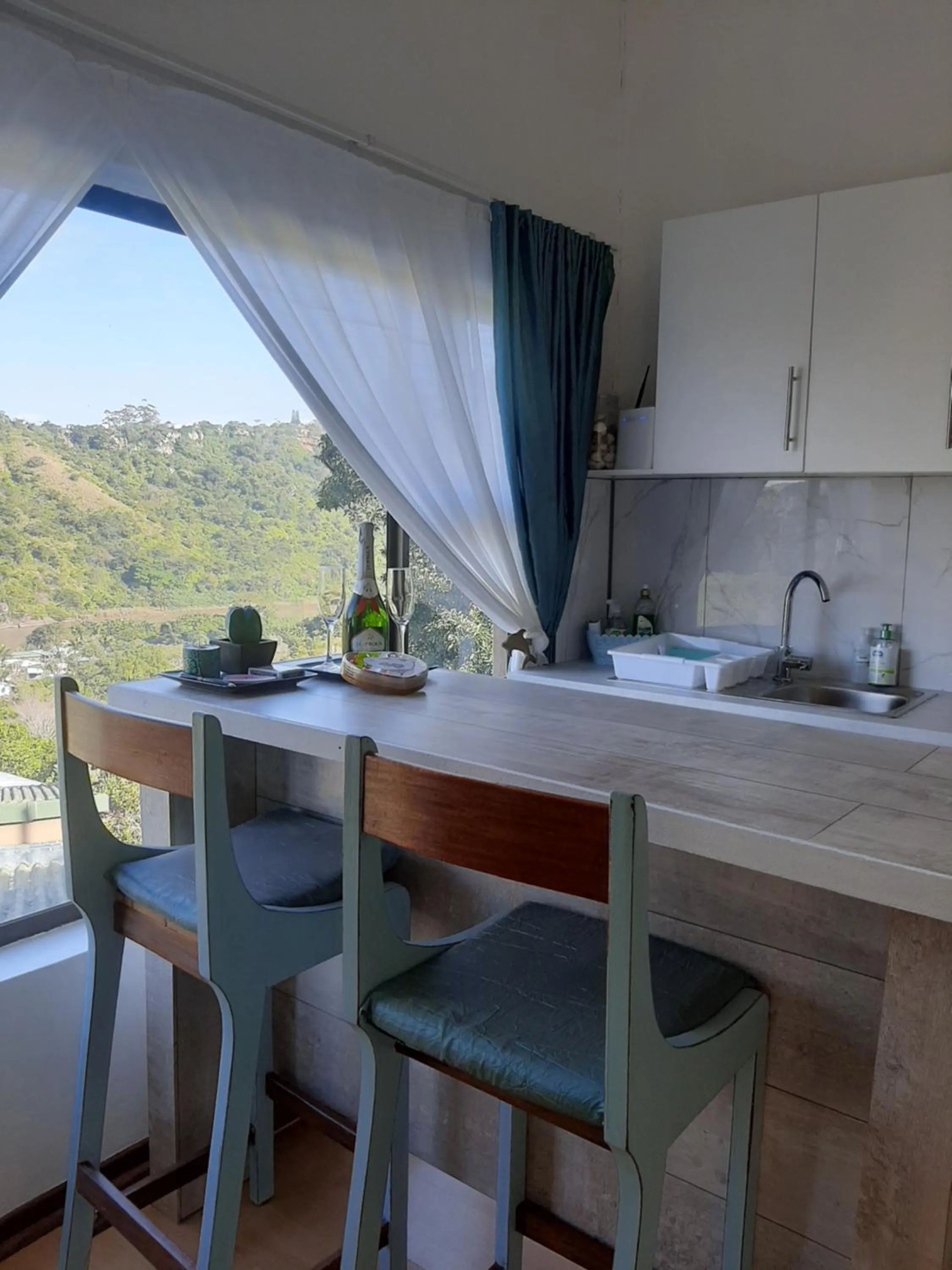 Kitchen or kitchenette in Umtamvuna View Cabanas