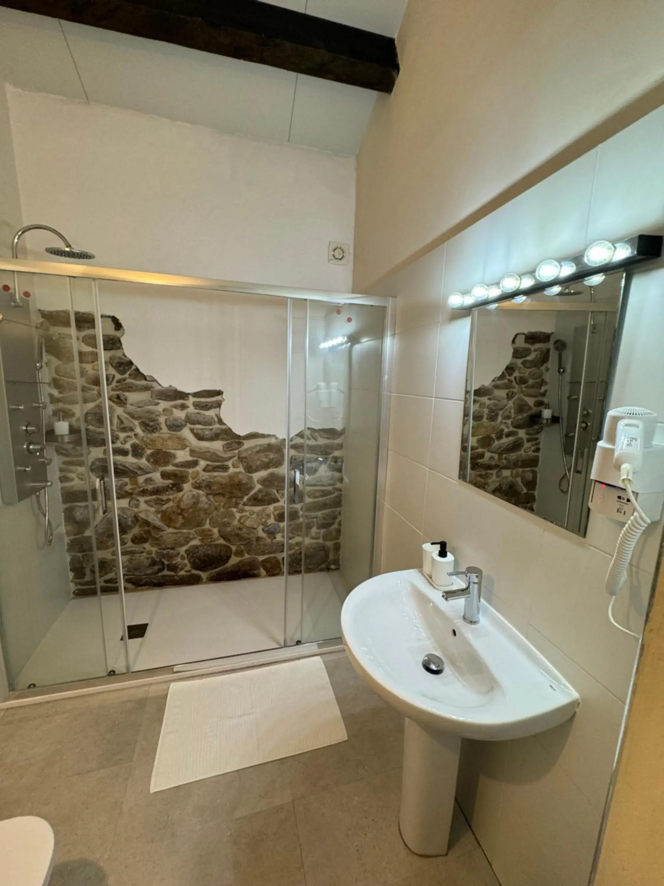 Deluxe Double or Twin Room with Mountain View - single occupancy in Pazo de Laia Deluxe Double or Twin Room with Mountain View - single occupancy in Pazo de Laia