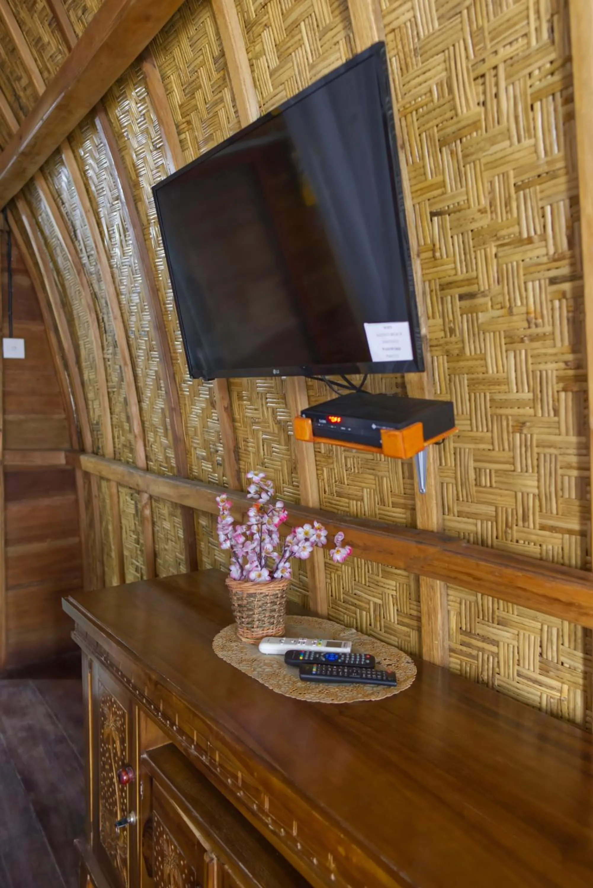 TV and multimedia in Santen Beach Bungalows