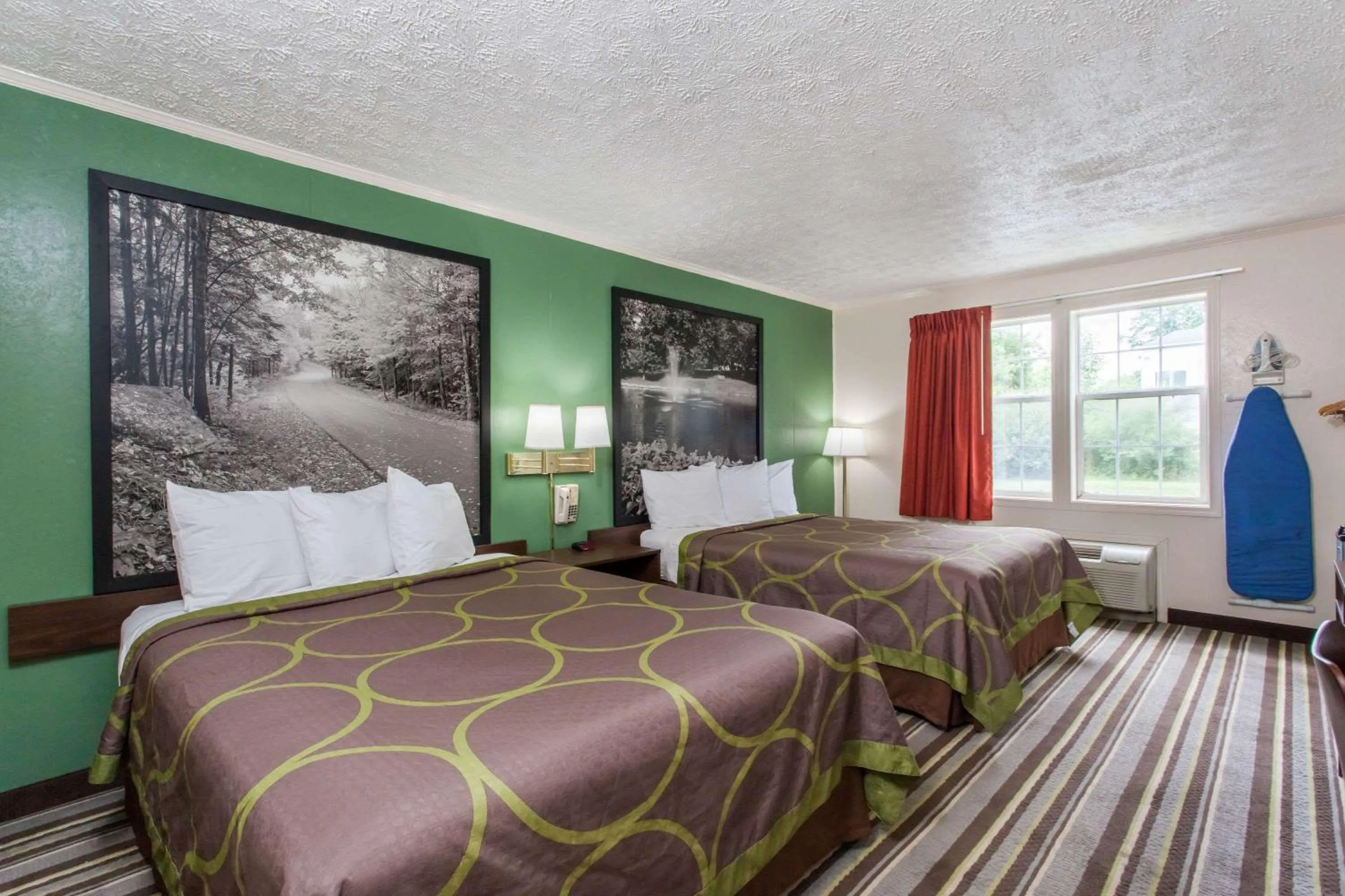 On site, Bed in Executive East Syracuse Hotel