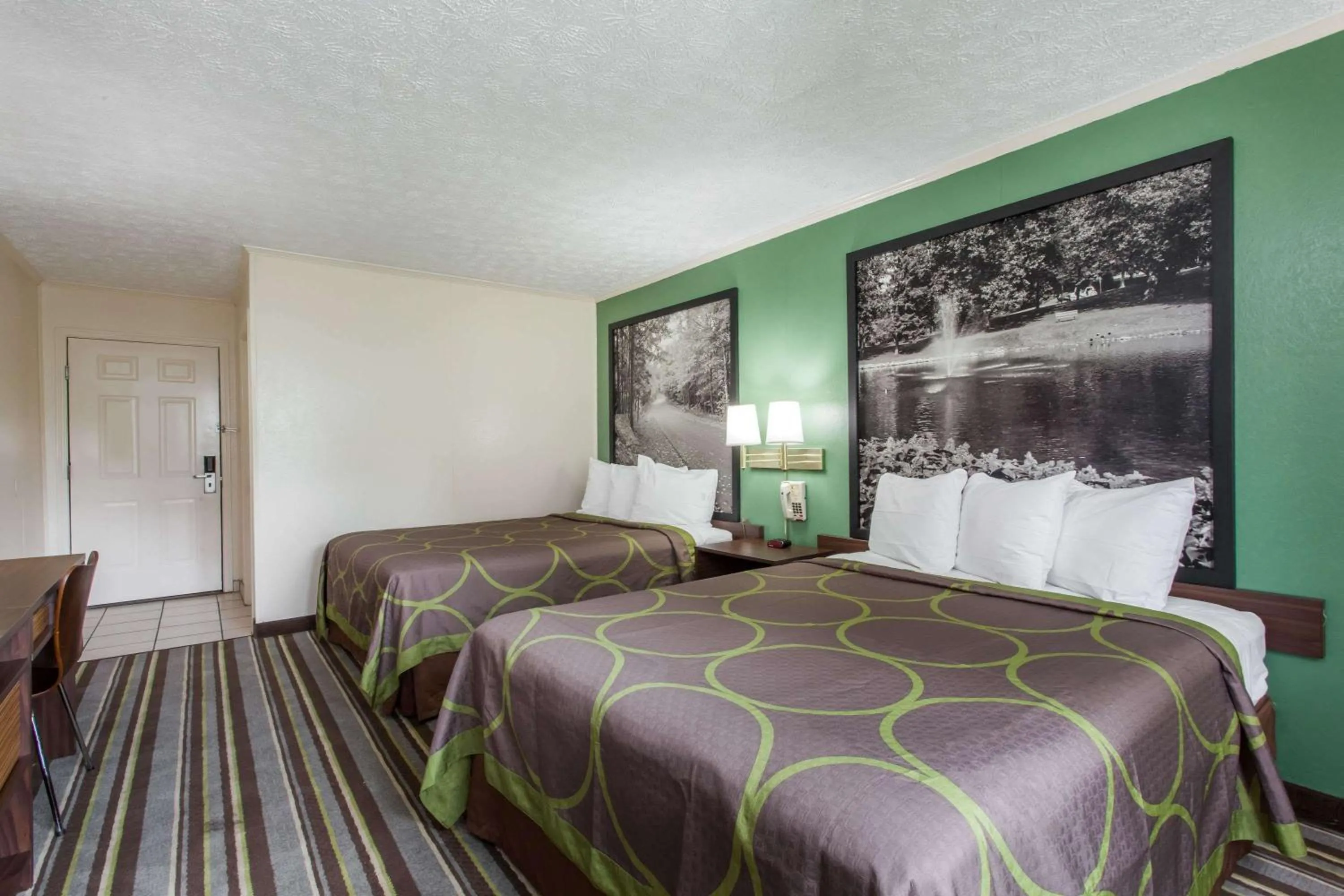 On site, Bed in Executive East Syracuse Hotel