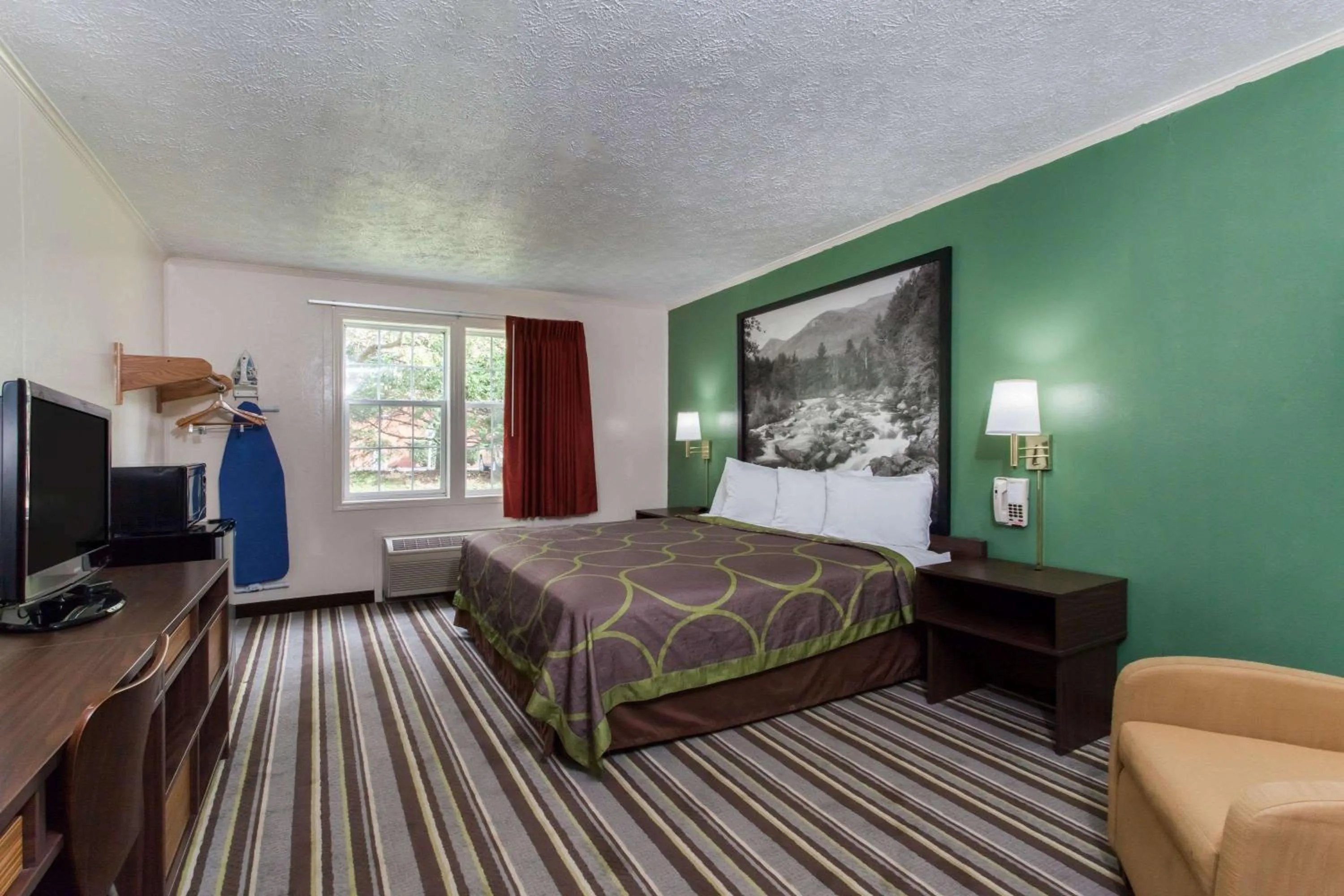 On site, Bed in Executive East Syracuse Hotel