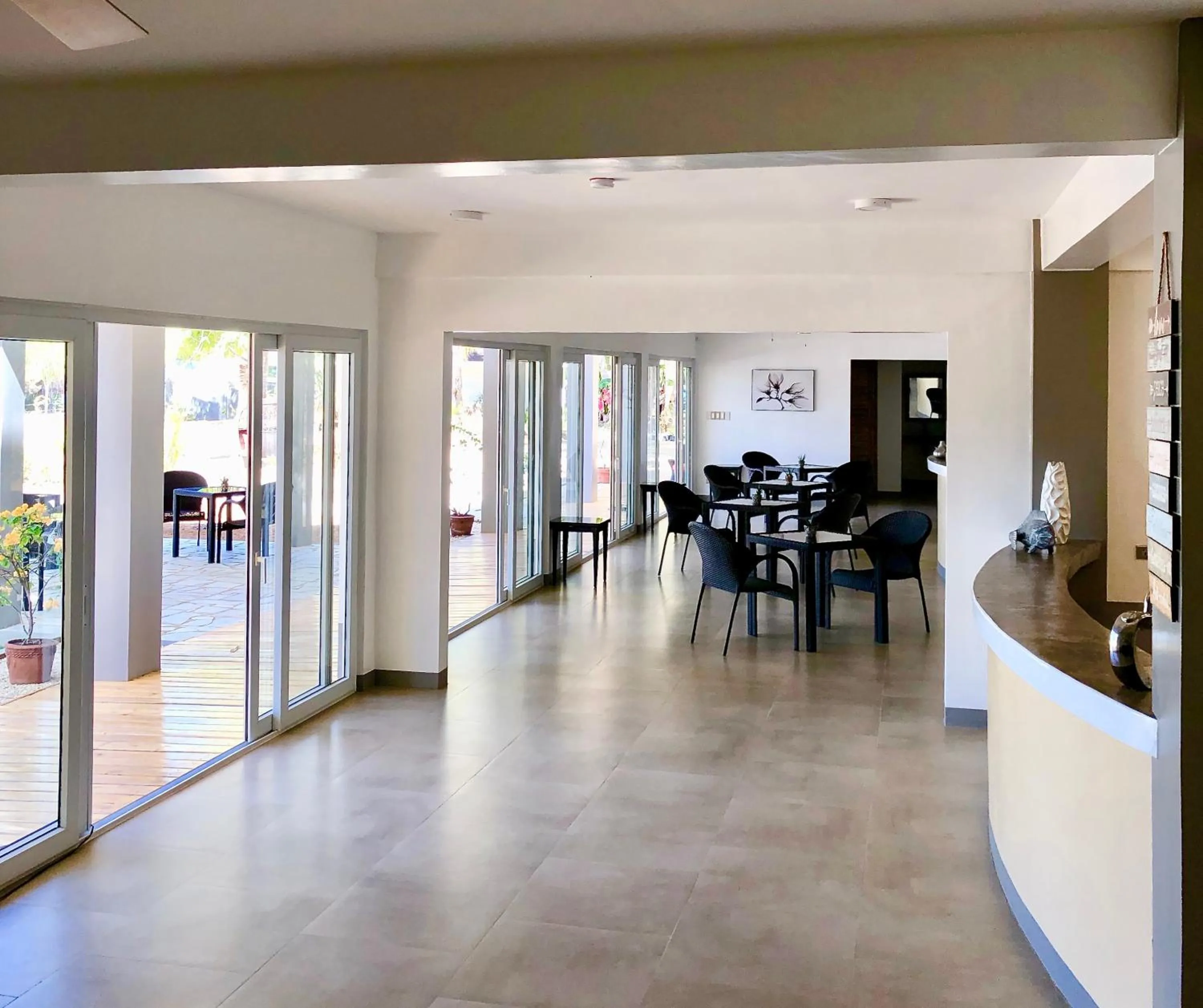 Seating area in Sunset Cove Beach & Dive Resort