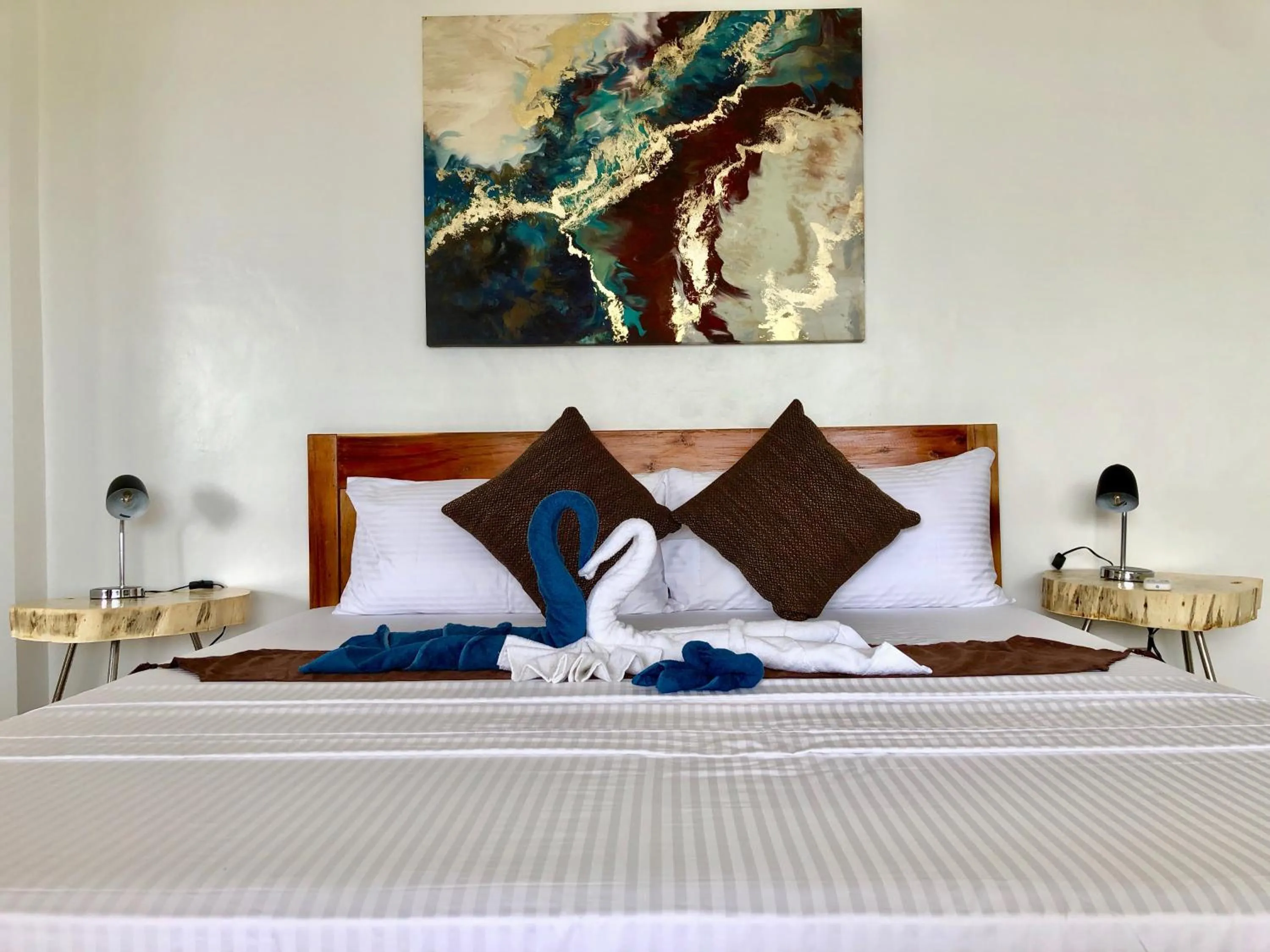 Bed in Sunset Cove Beach & Dive Resort