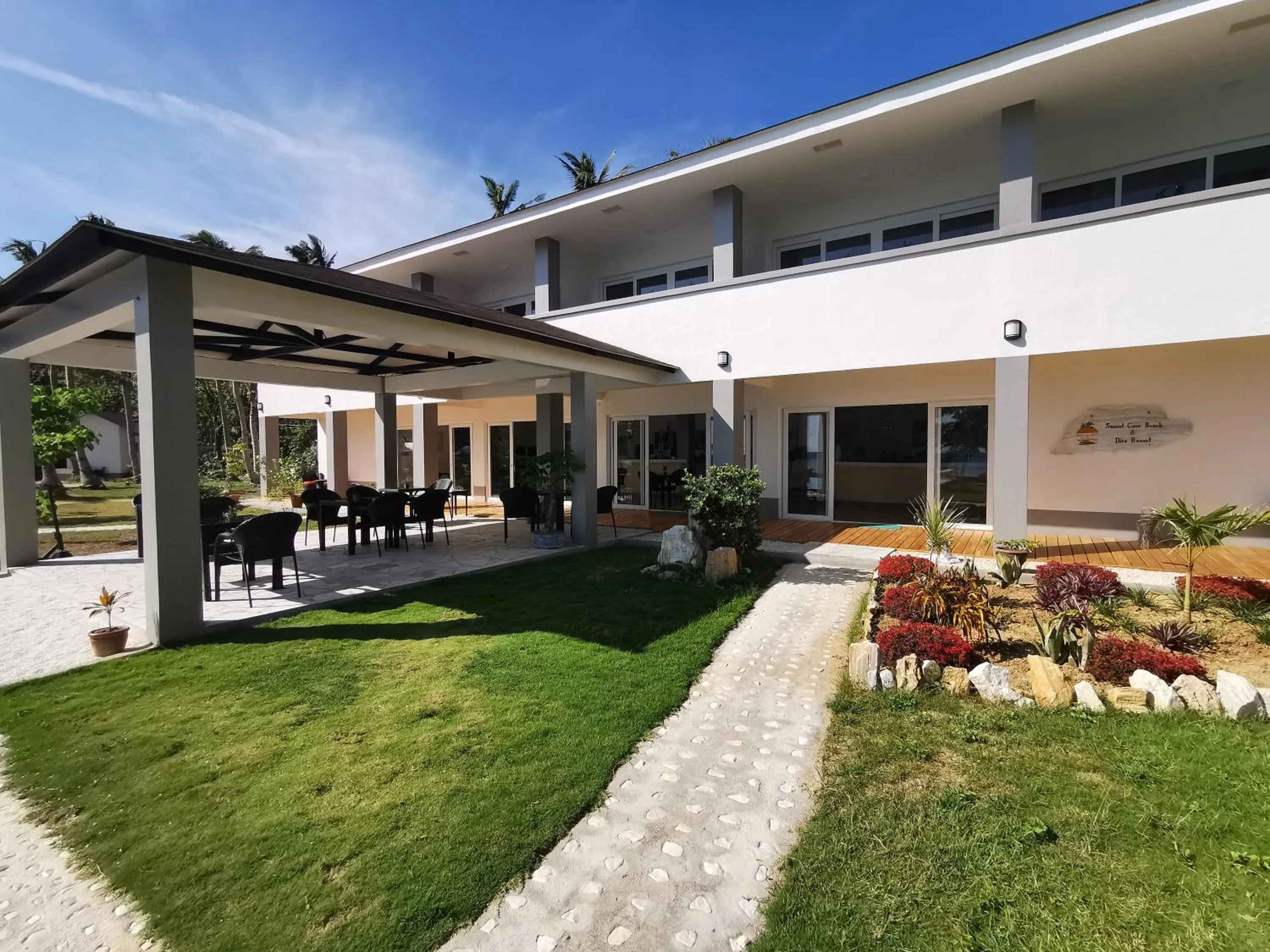 Property building in Sunset Cove Beach & Dive Resort