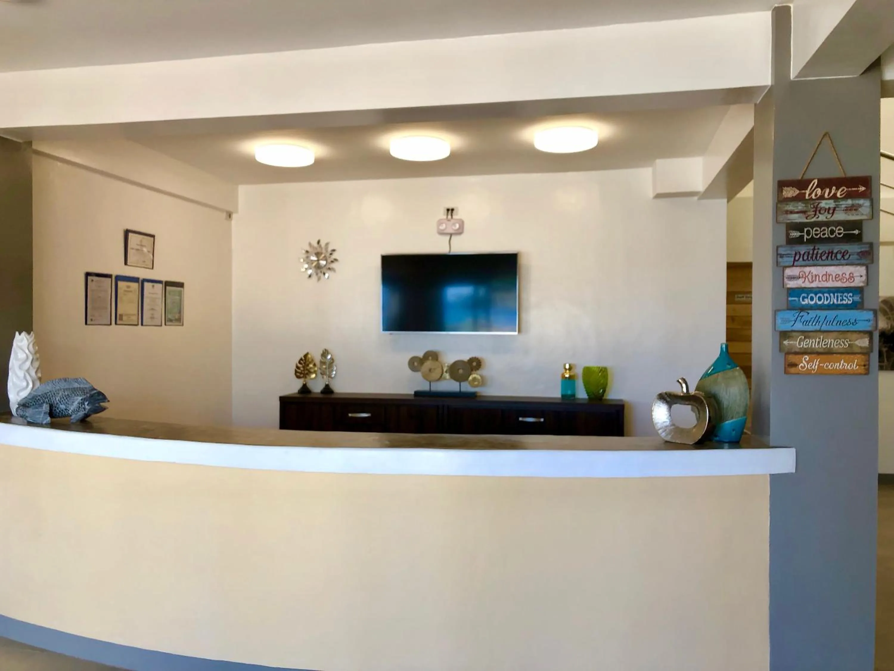 Seating area in Sunset Cove Beach & Dive Resort