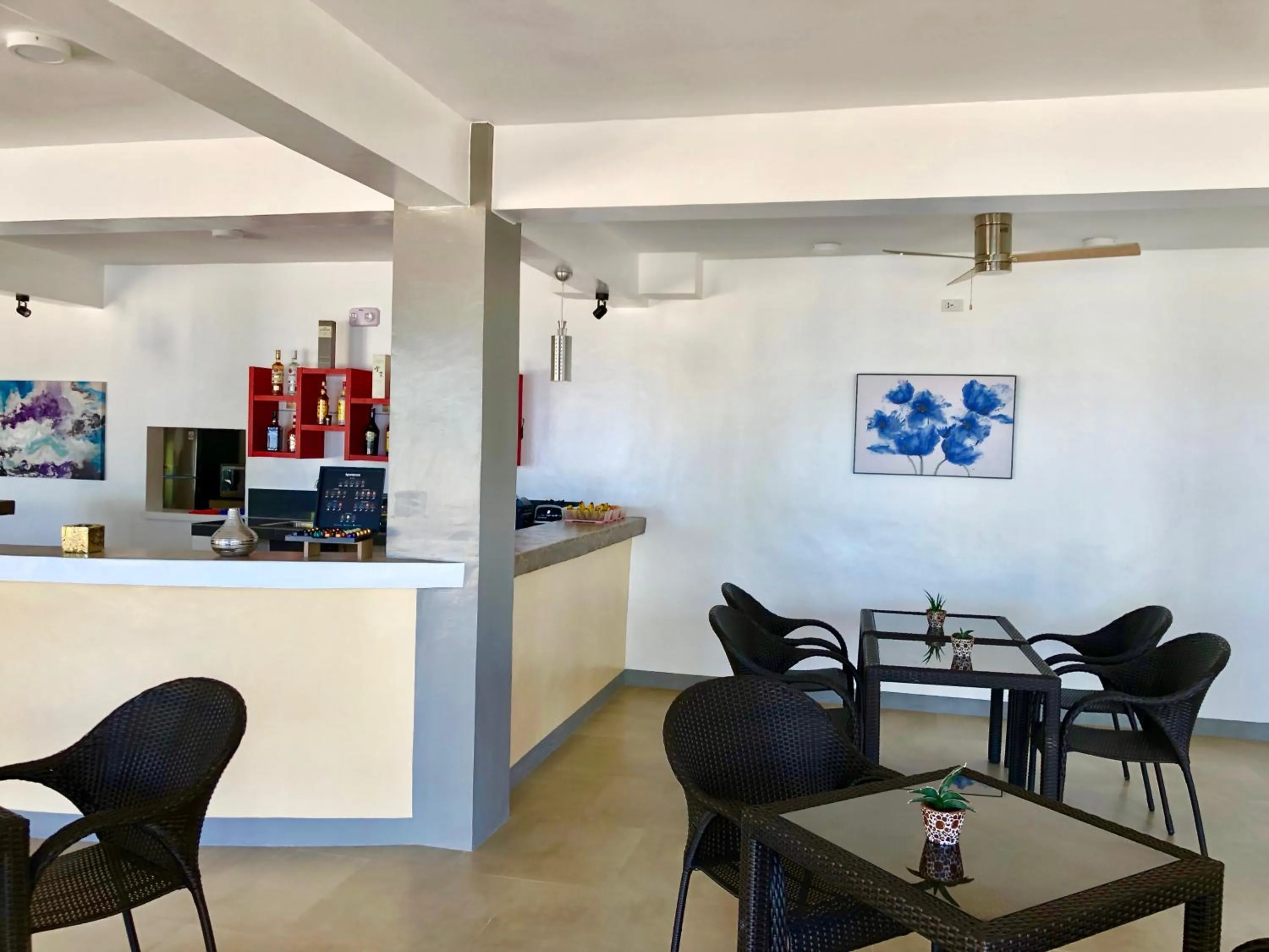 Seating area in Sunset Cove Beach & Dive Resort