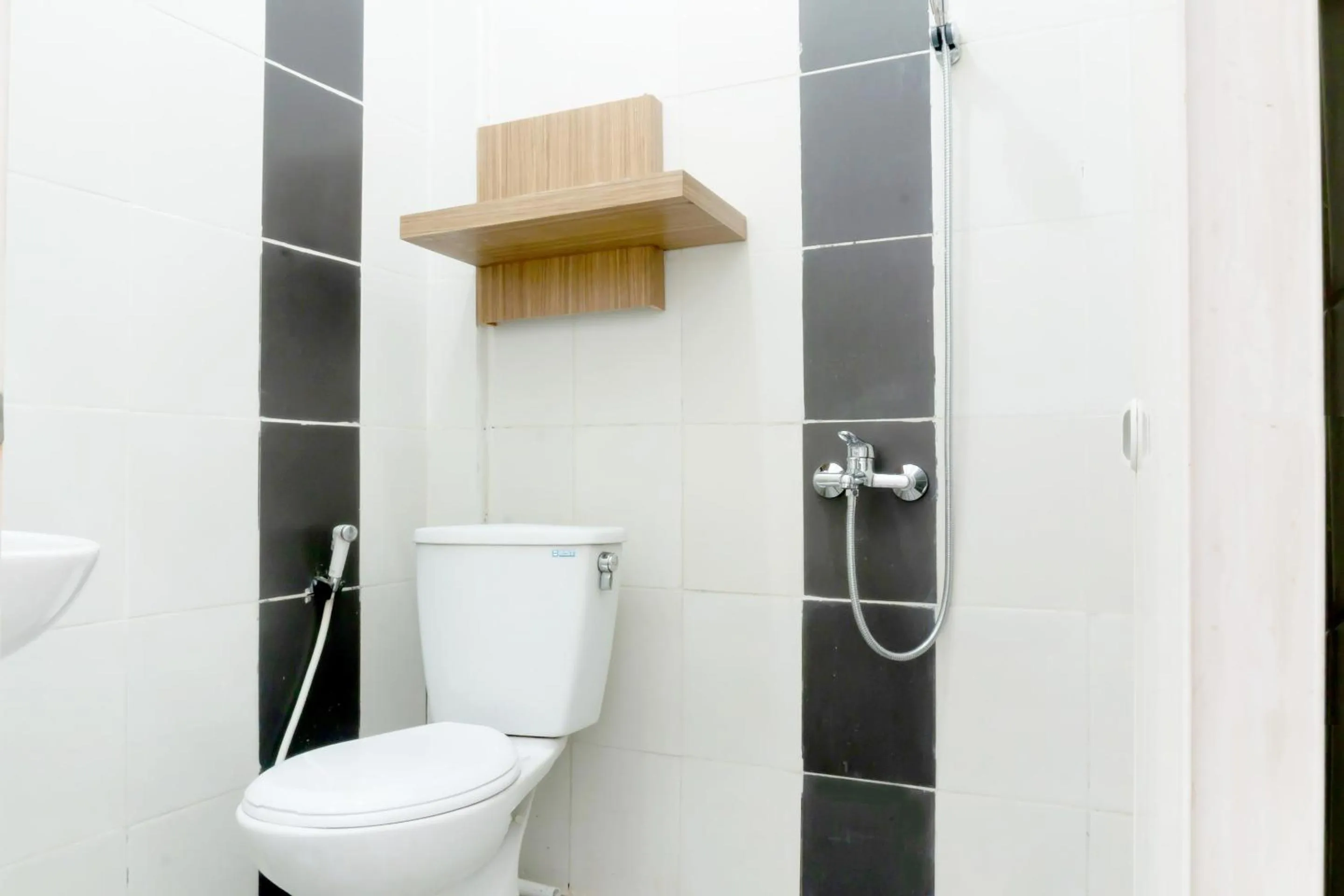 Bathroom in SUPER OYO 617 Sukaraja Residence Syariah