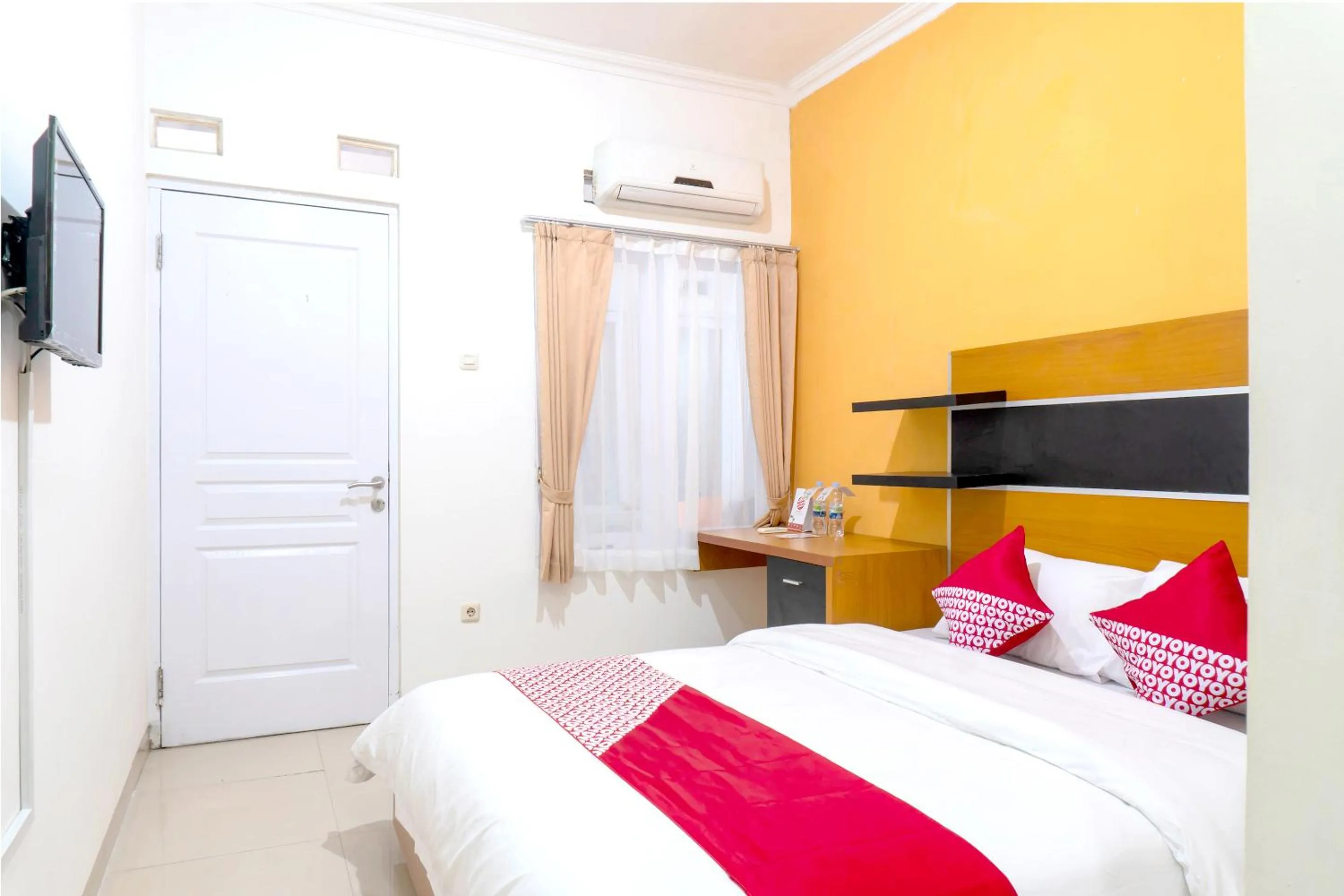 Deluxe Double Room in SUPER OYO 617 Sukaraja Residence Syariah