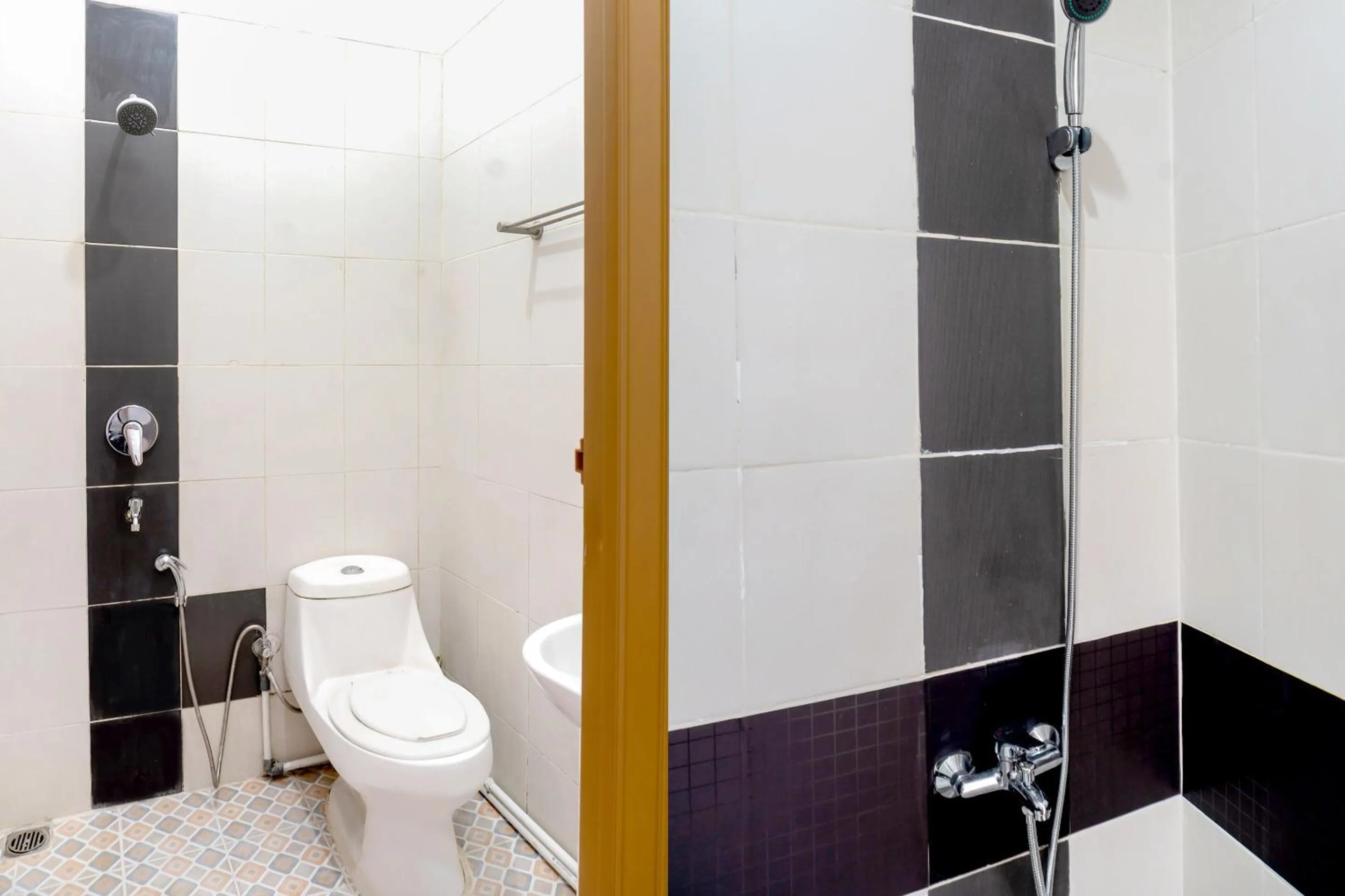 Bathroom in SUPER OYO 617 Sukaraja Residence Syariah