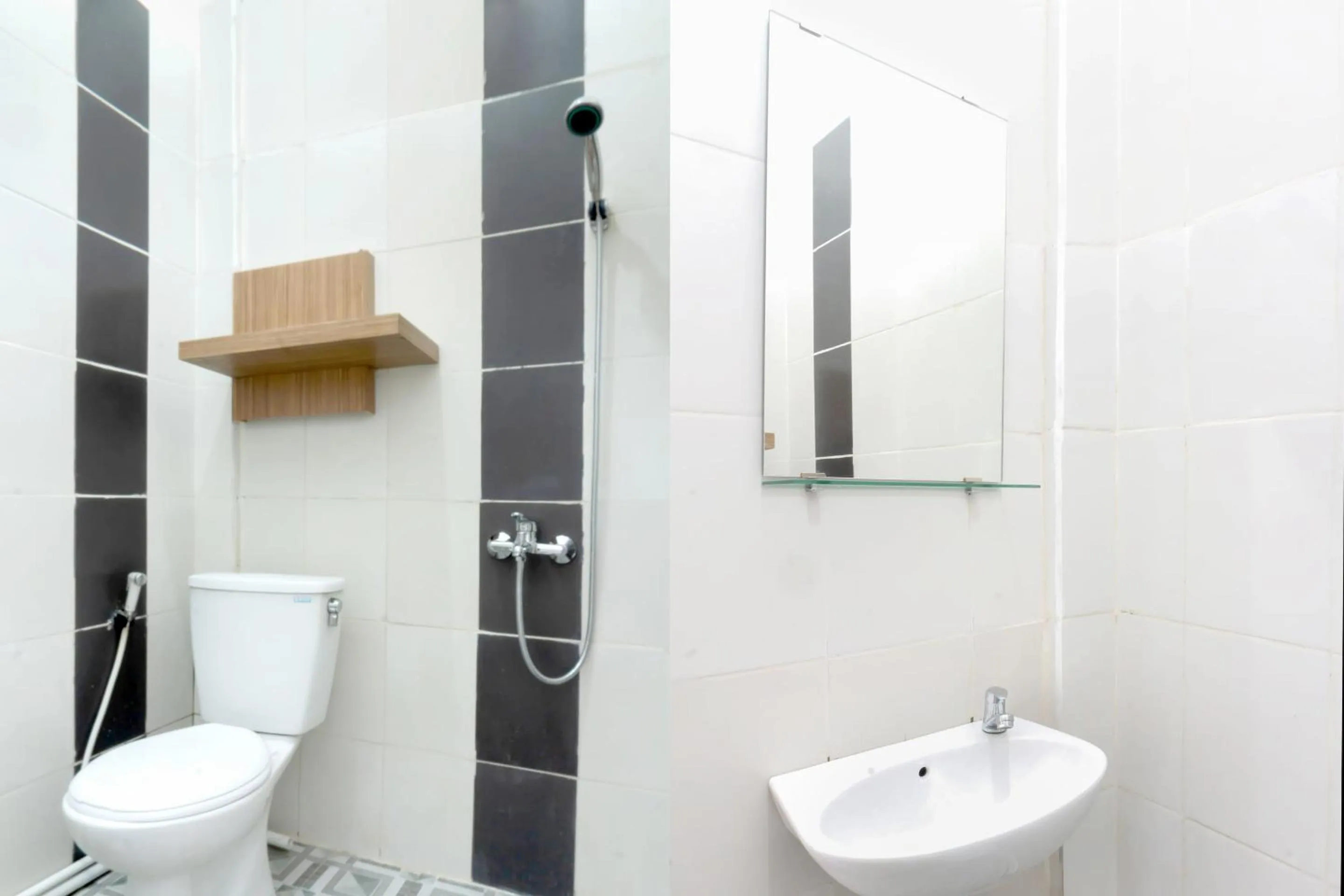 Bathroom in SUPER OYO 617 Sukaraja Residence Syariah