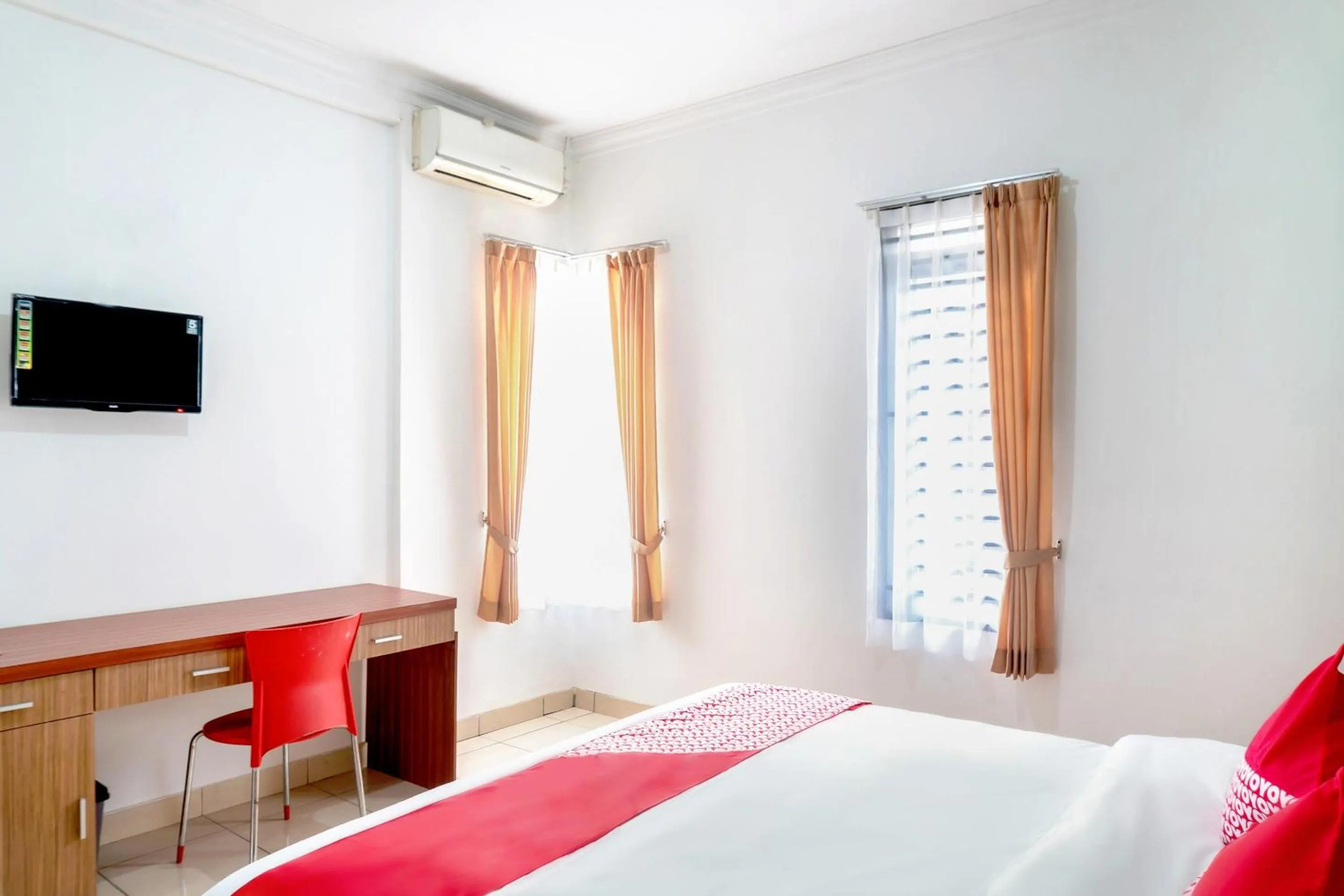 Bedroom in SUPER OYO 617 Sukaraja Residence Syariah