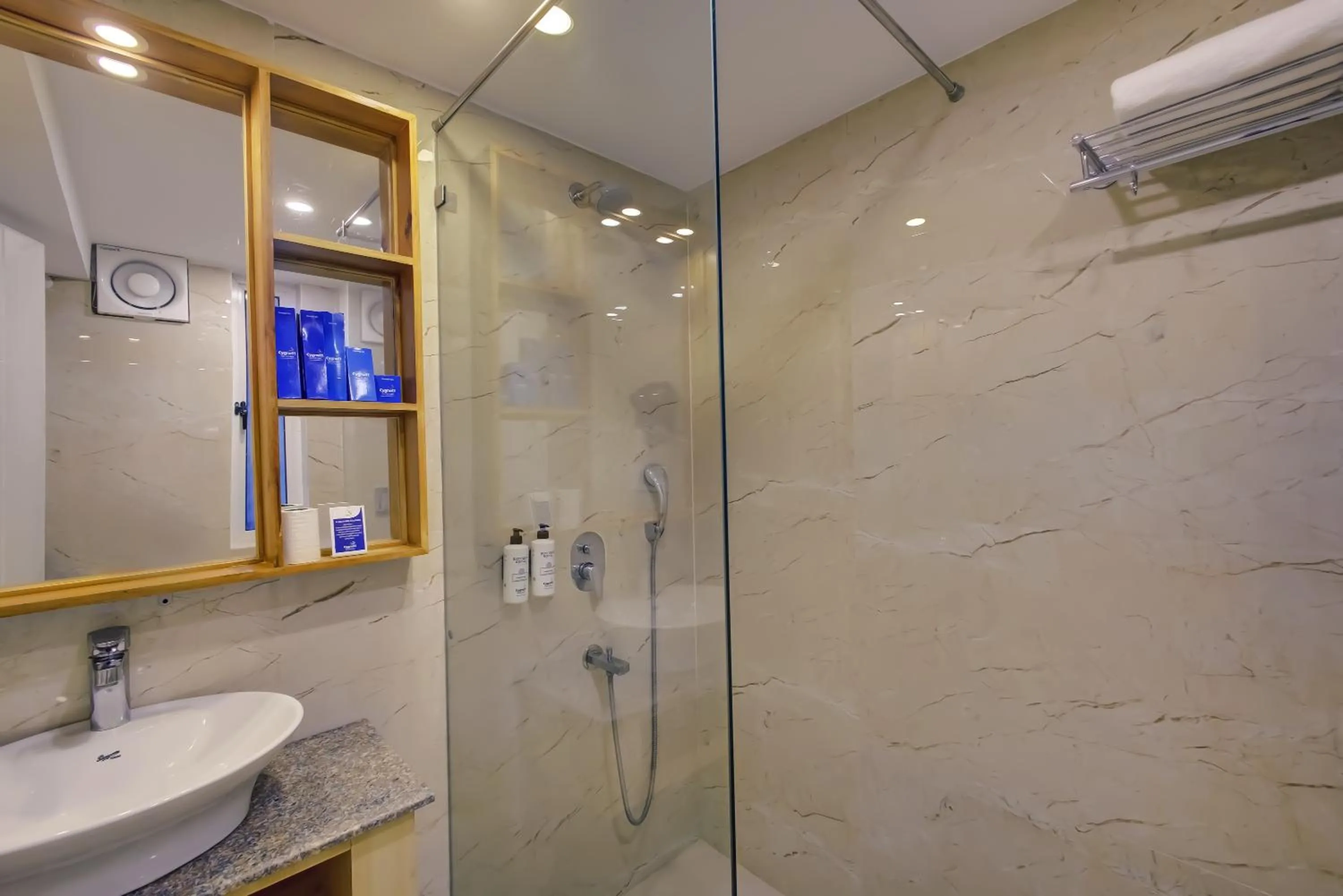 Shower in Cygnett Resort Mountain Breeze