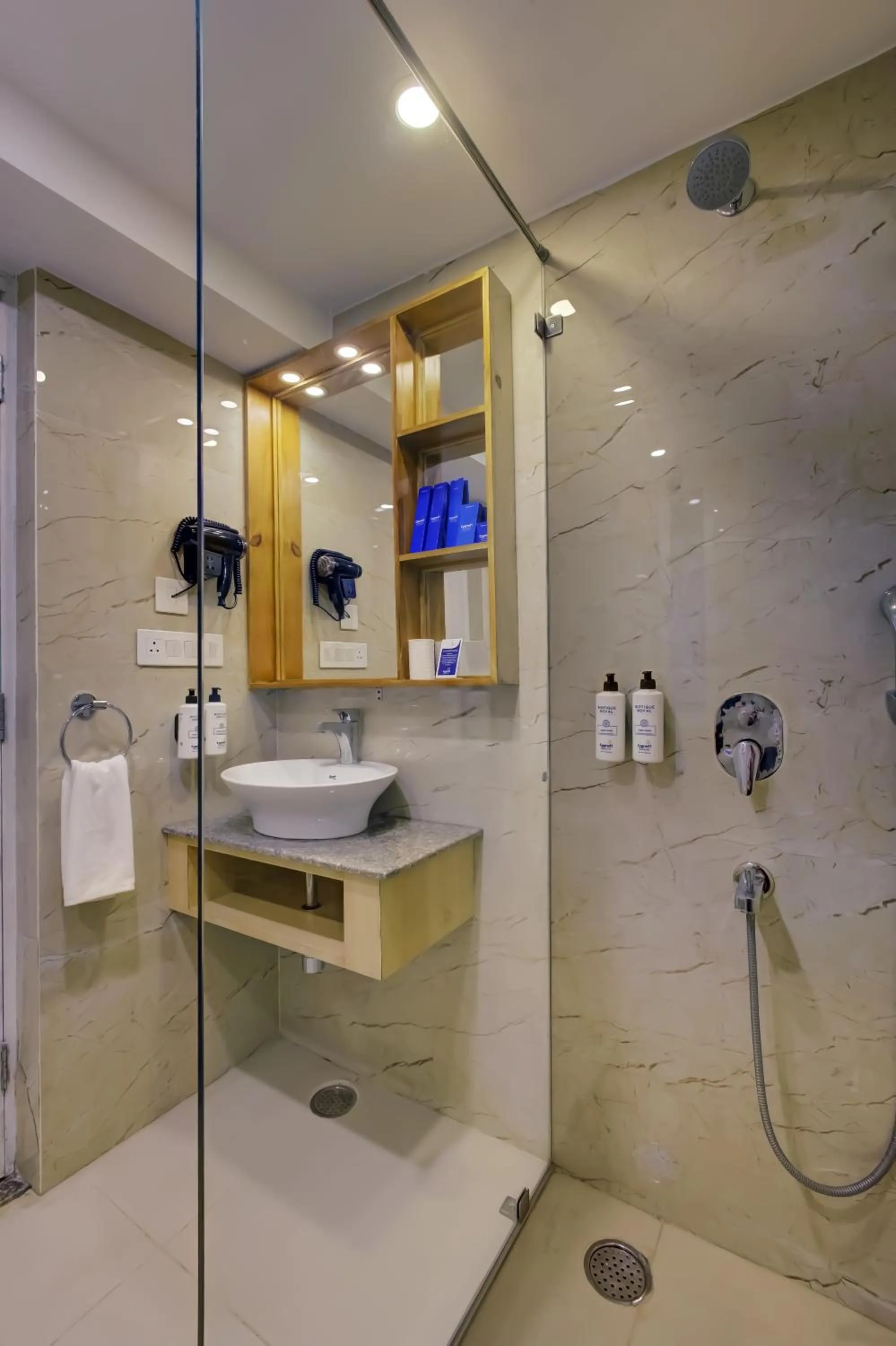 Shower in Cygnett Resort Mountain Breeze