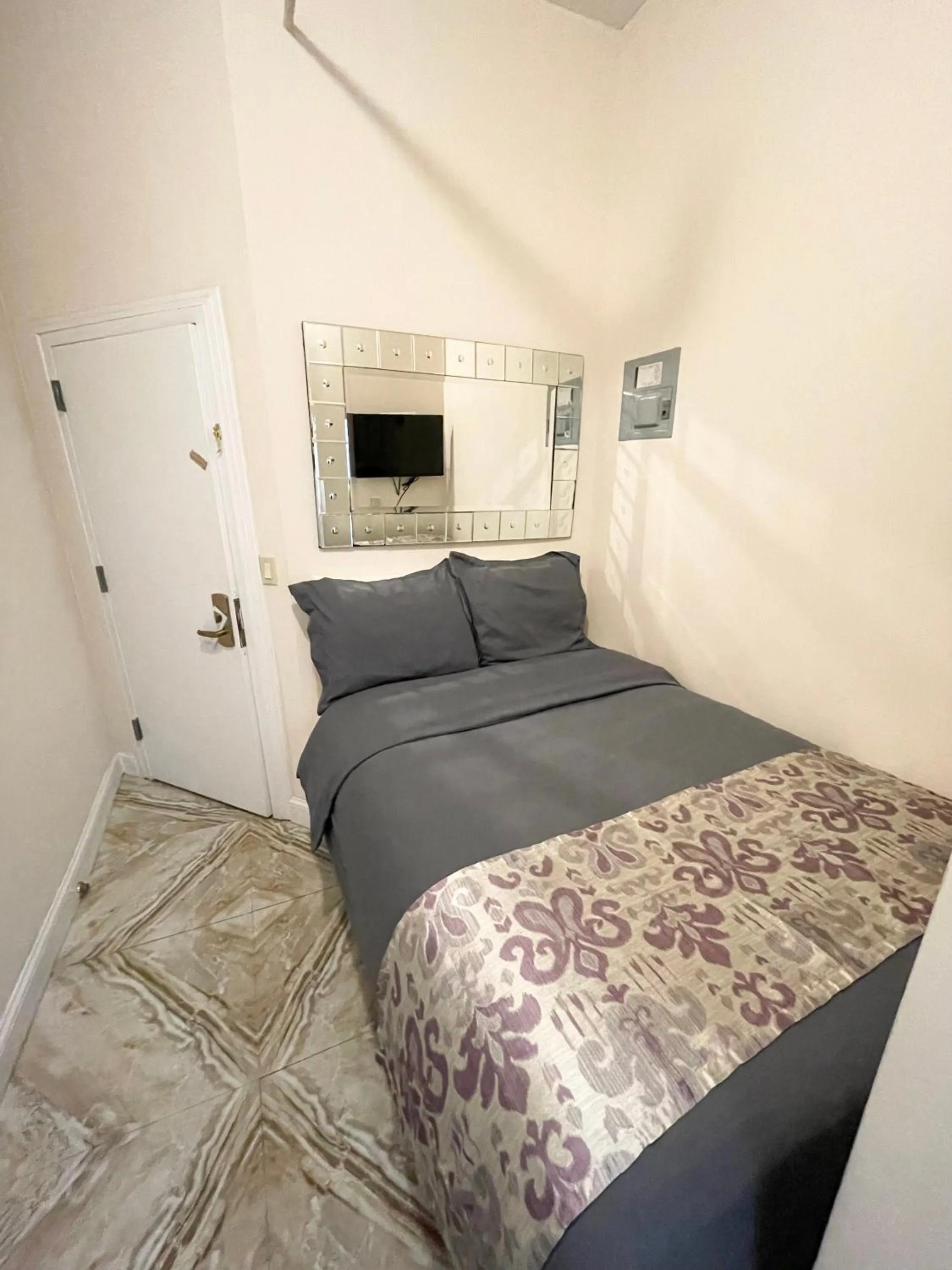 Bed in Da Vinci Hotel