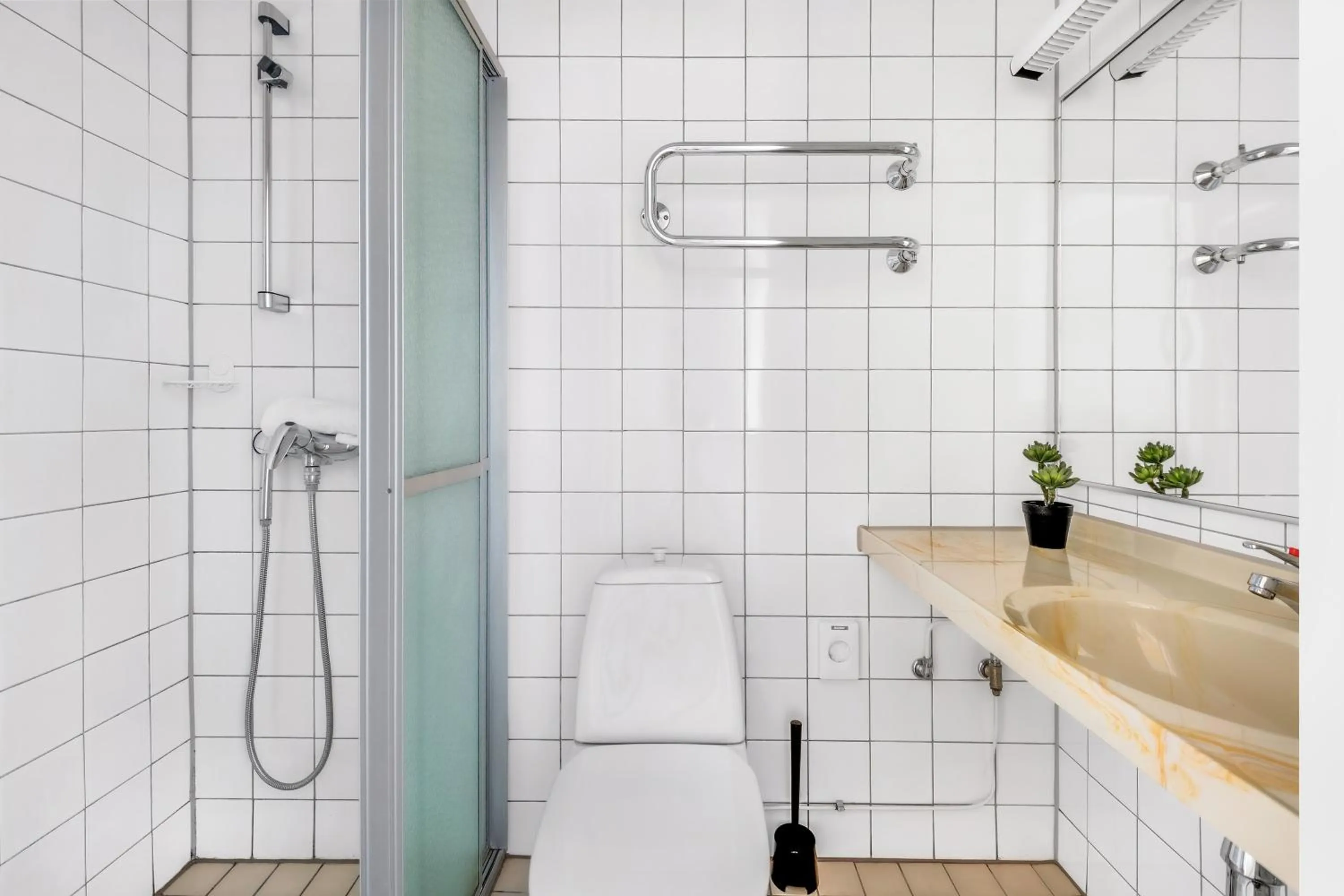 Shower in Hiisi Hotel Lohja