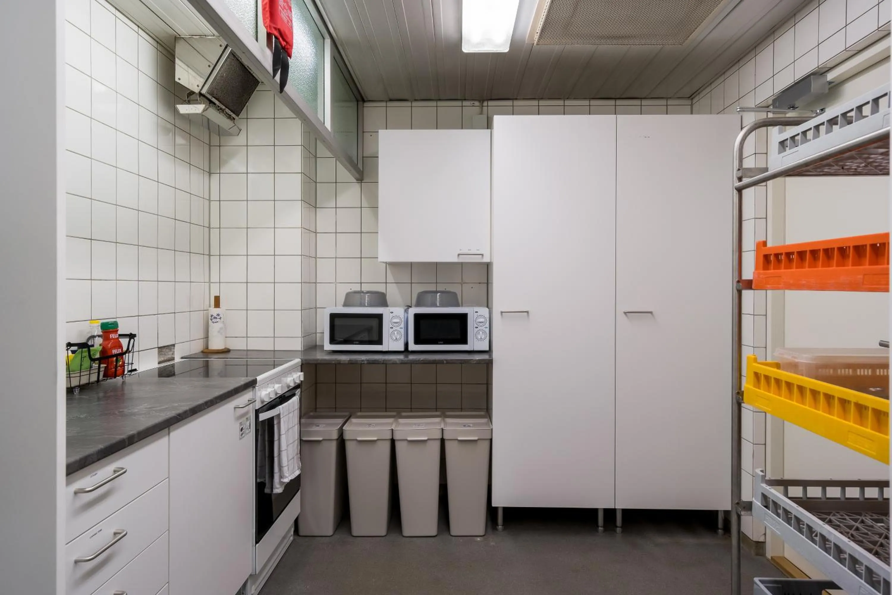 Communal kitchen in Hiisi Hotel Lohja