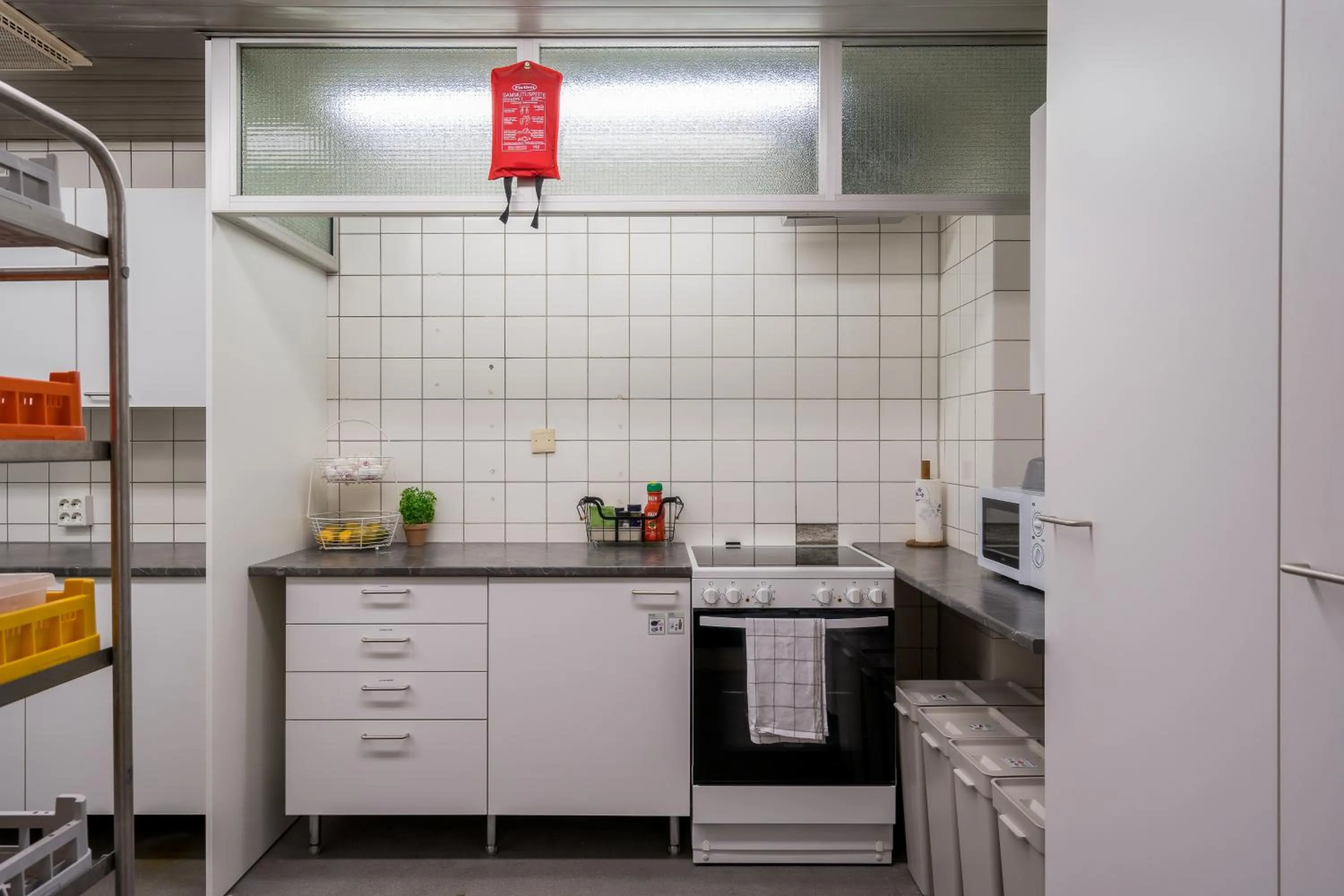 Communal kitchen in Hiisi Hotel Lohja