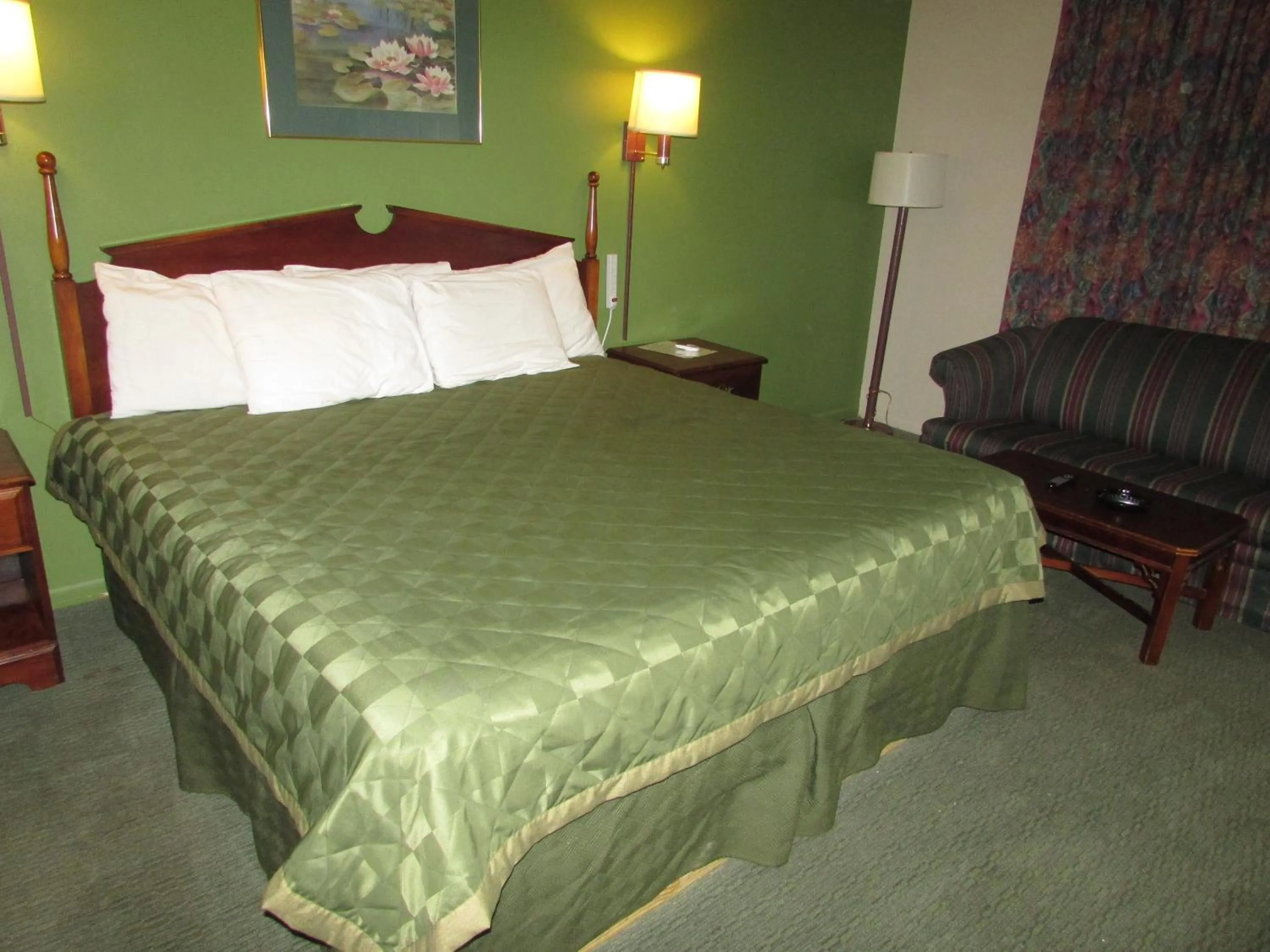 Bed in Gas Lite Motel Lawrenceville