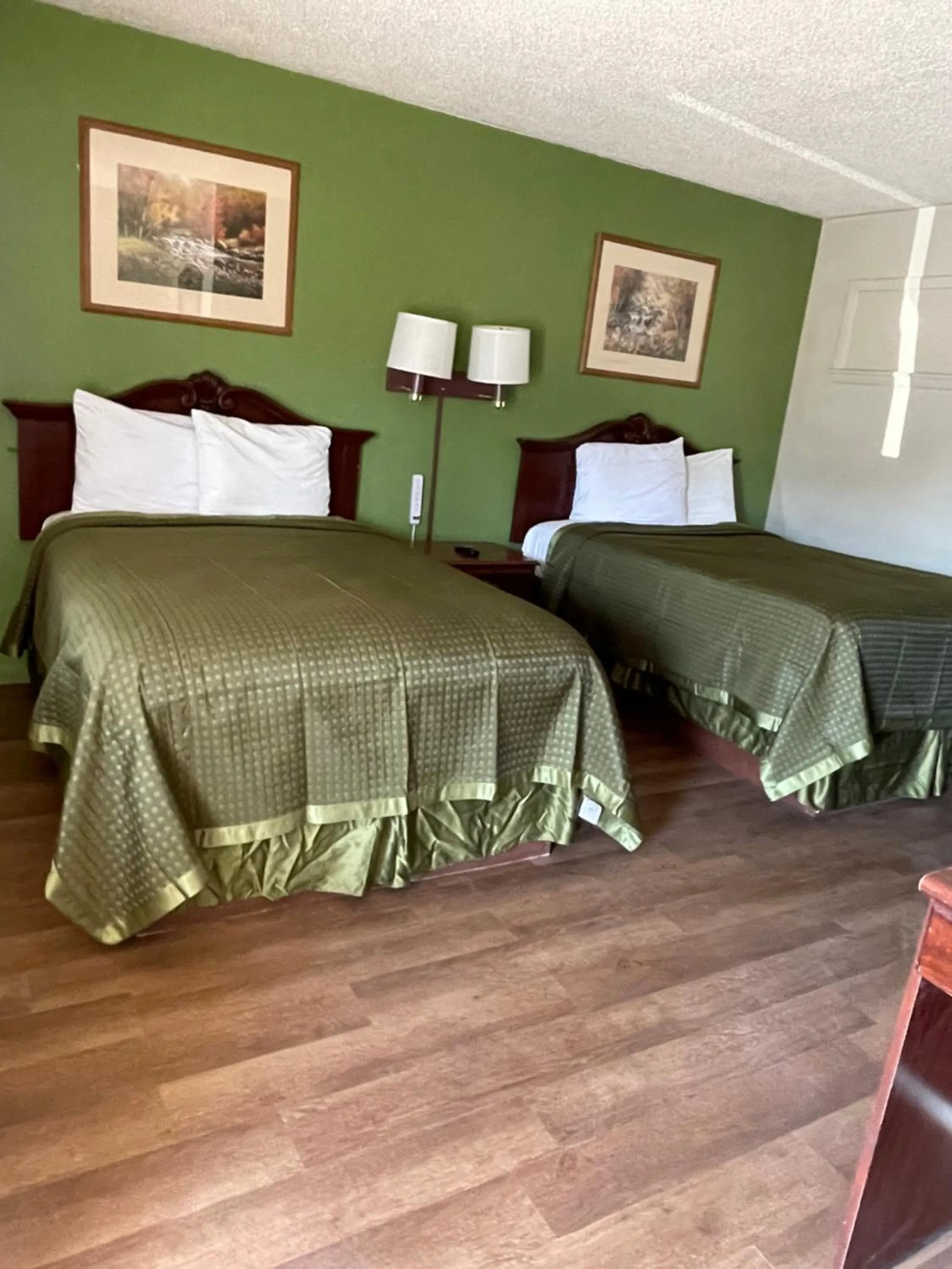 Bed in Gas Lite Motel Lawrenceville