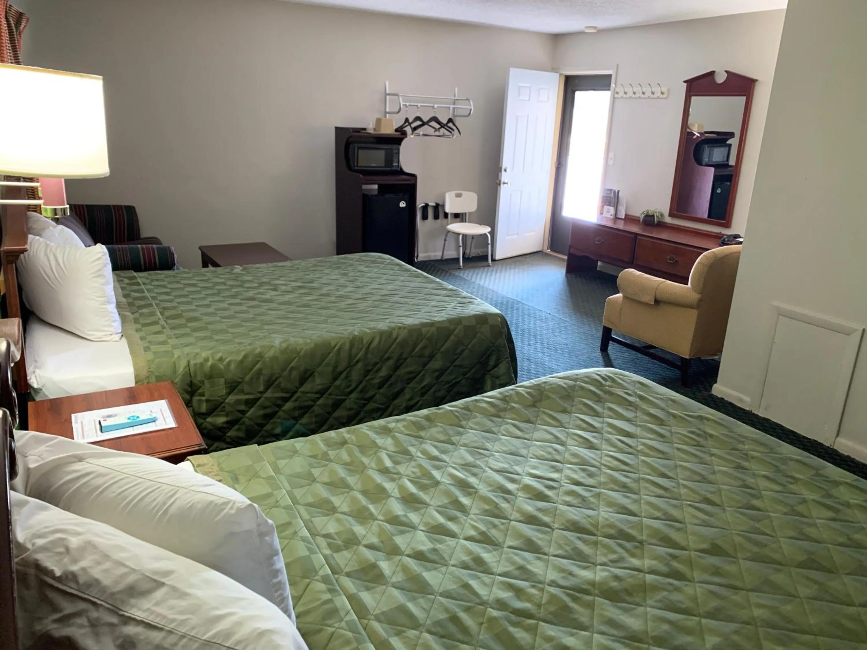 Bed in Gas Lite Motel Lawrenceville