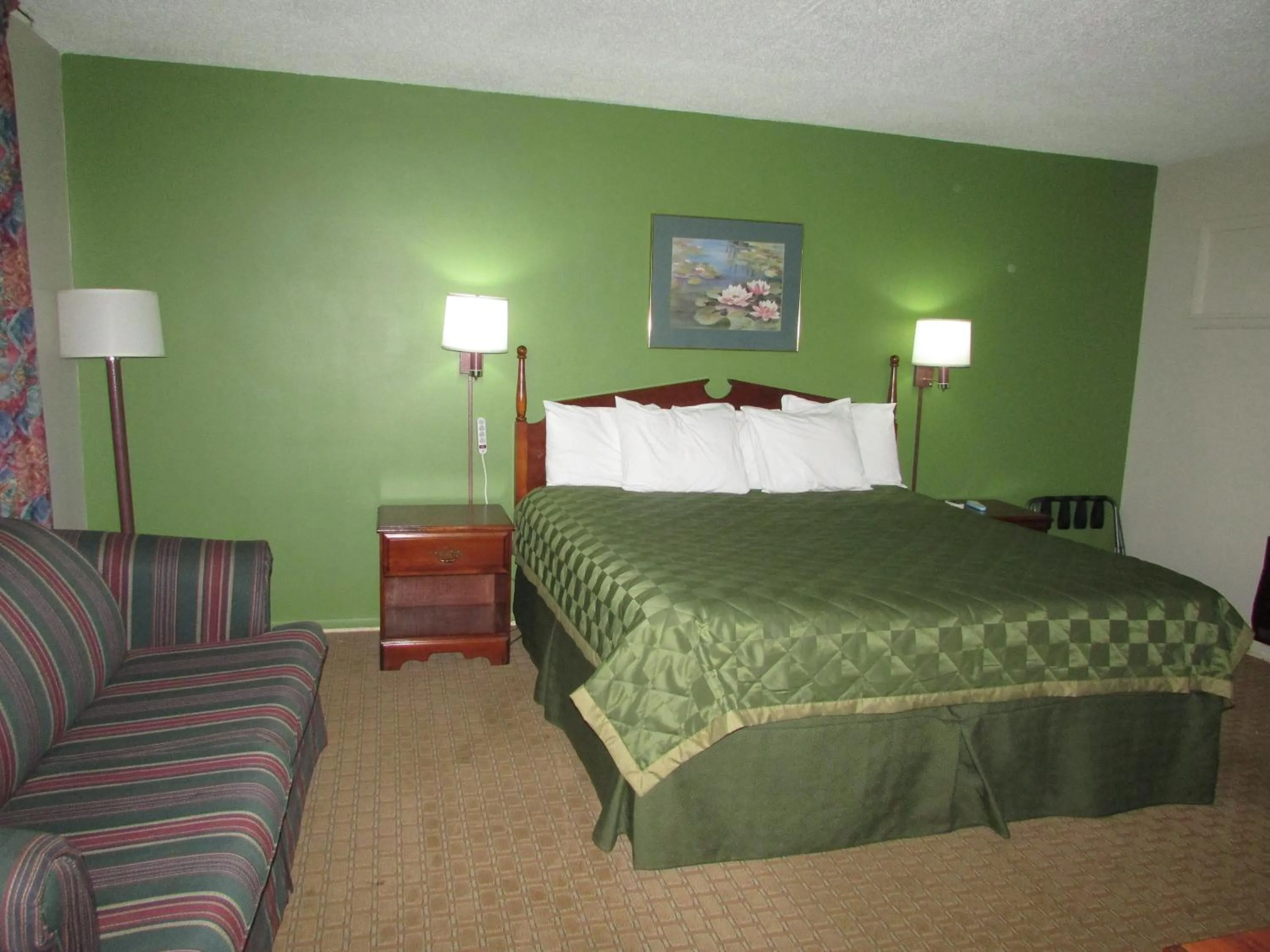 Bed in Gas Lite Motel Lawrenceville