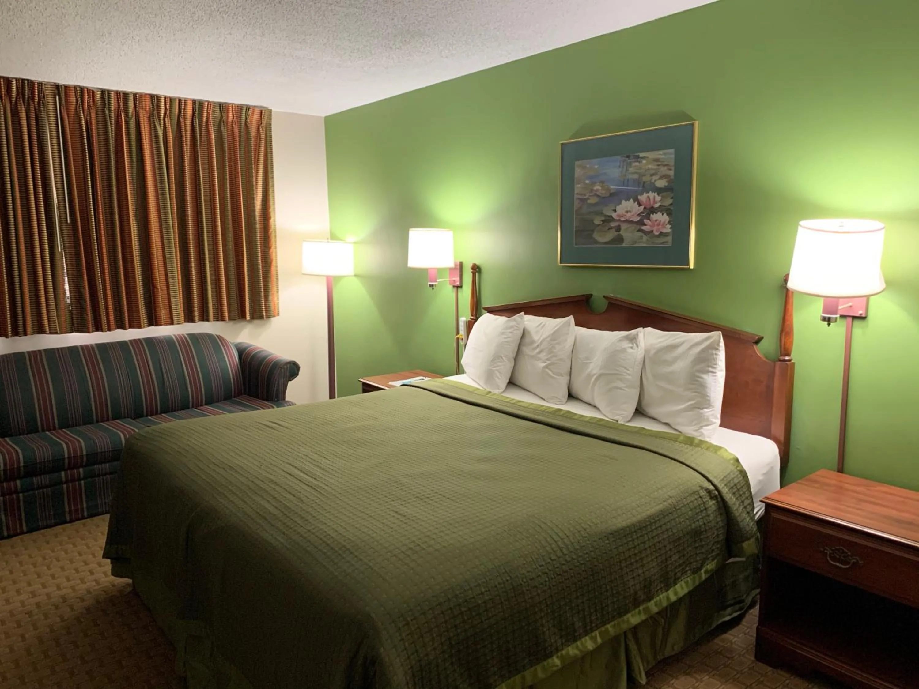 Bed in Gas Lite Motel Lawrenceville