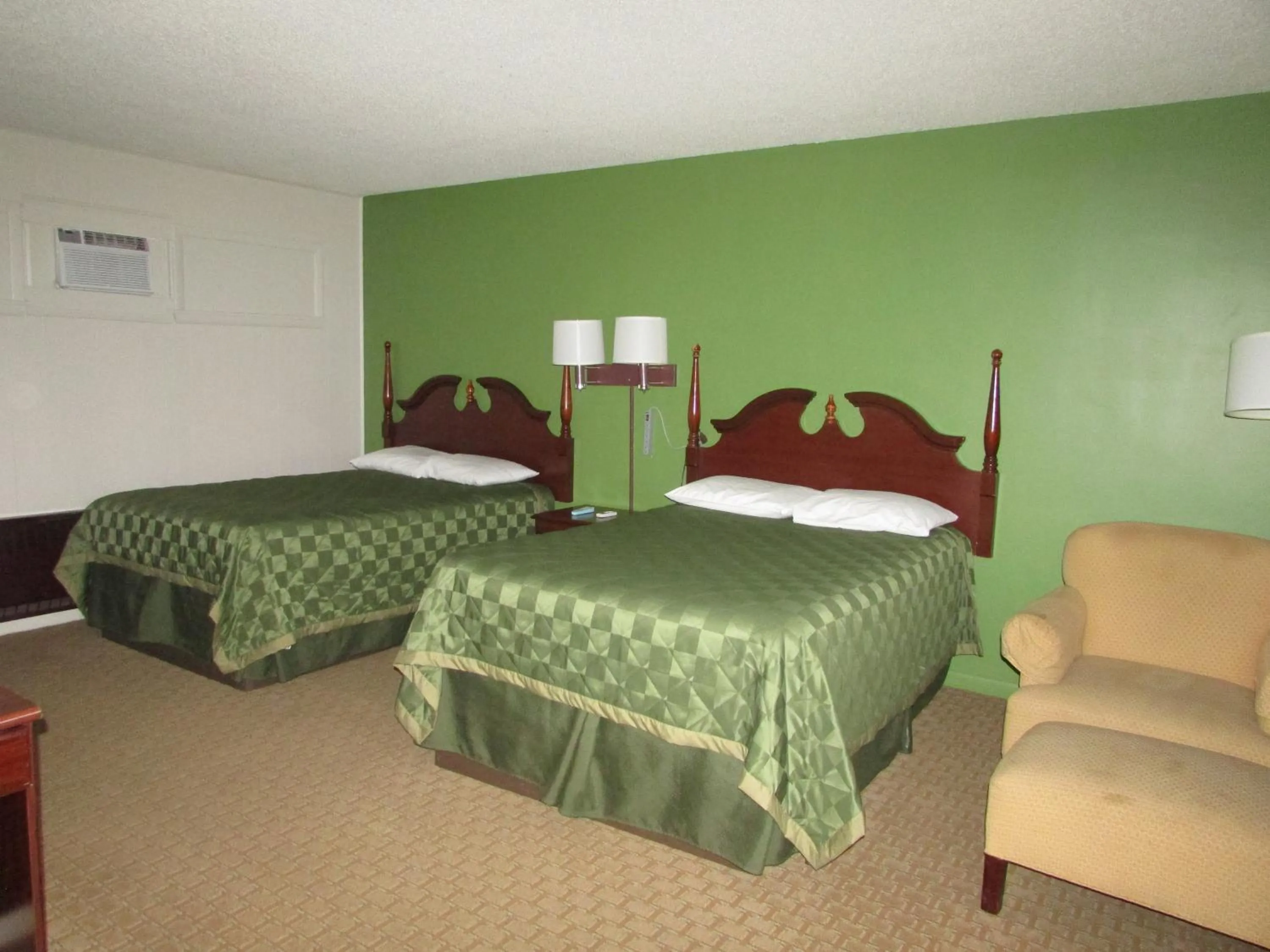 Bed in Gas Lite Motel Lawrenceville