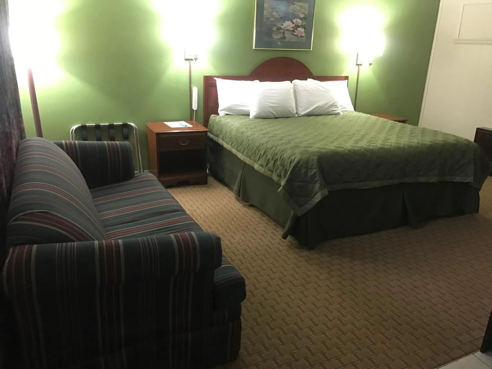 Bed in Gas Lite Motel Lawrenceville