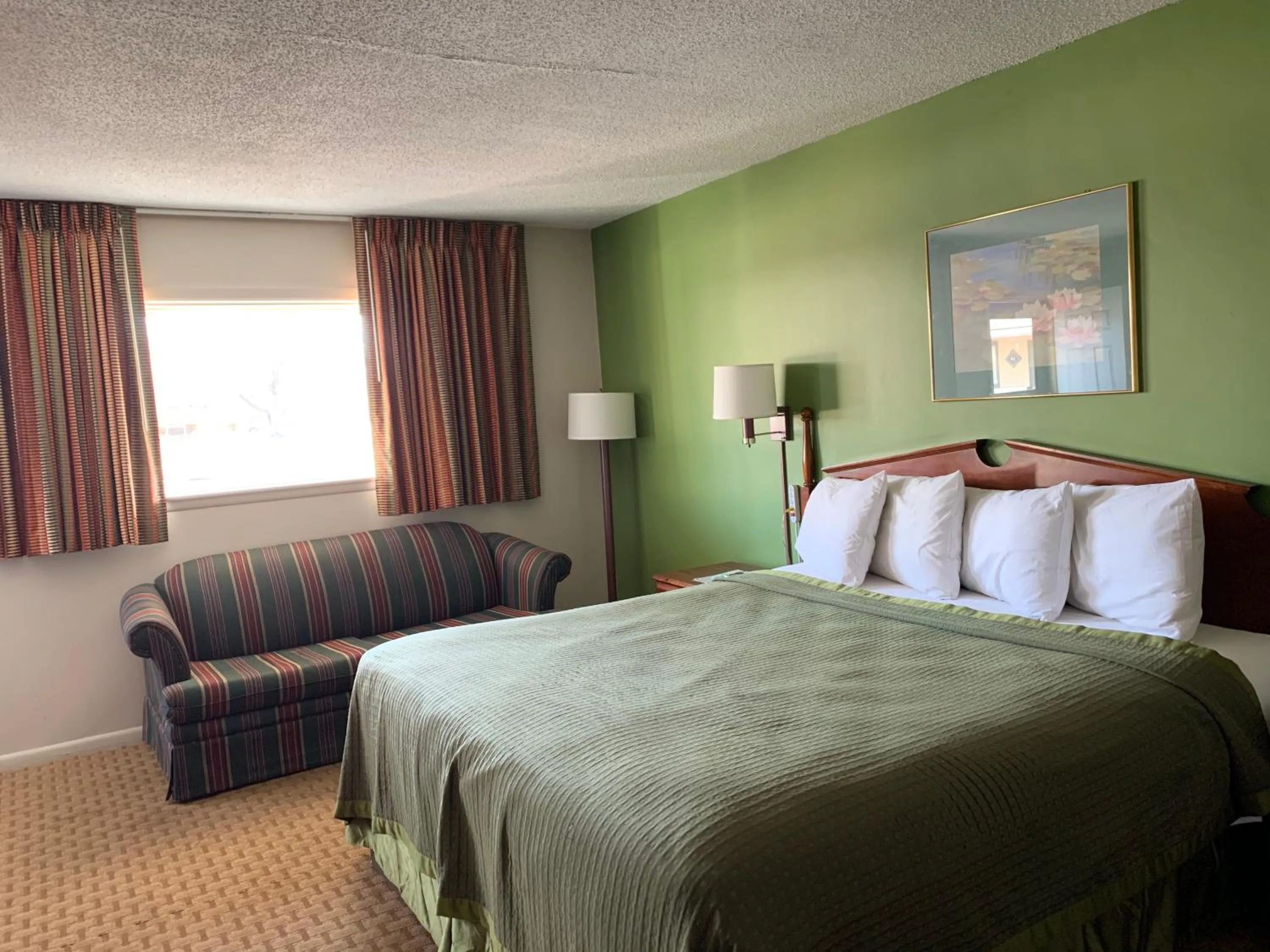 Bed in Gas Lite Motel Lawrenceville