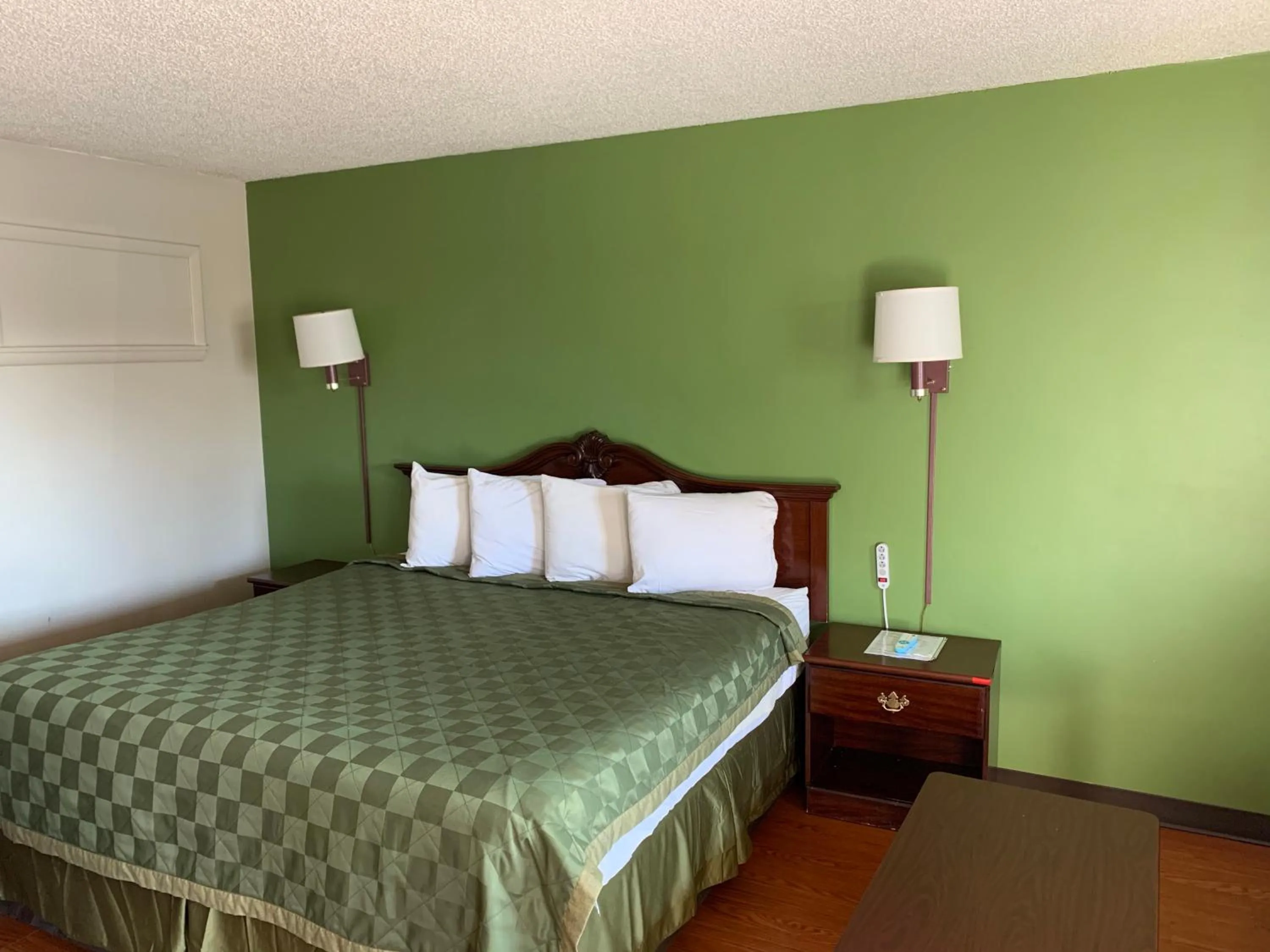 Bed in Gas Lite Motel Lawrenceville