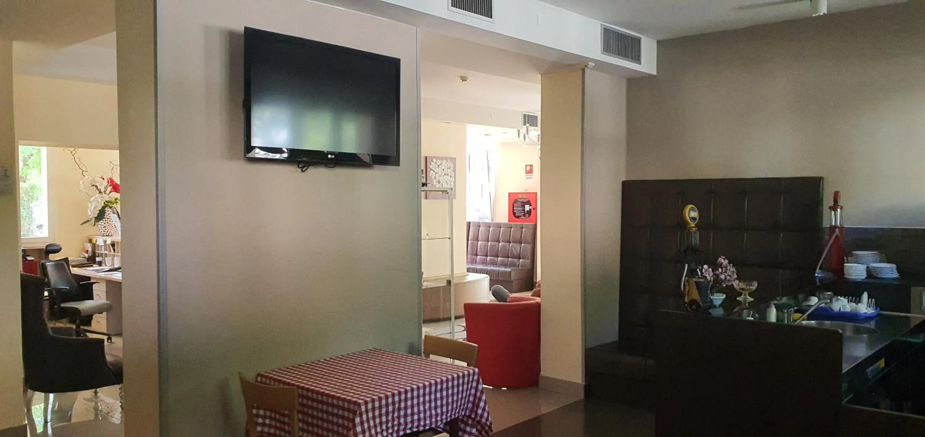 Communal lounge/ TV room in Hotel Laguna Residence