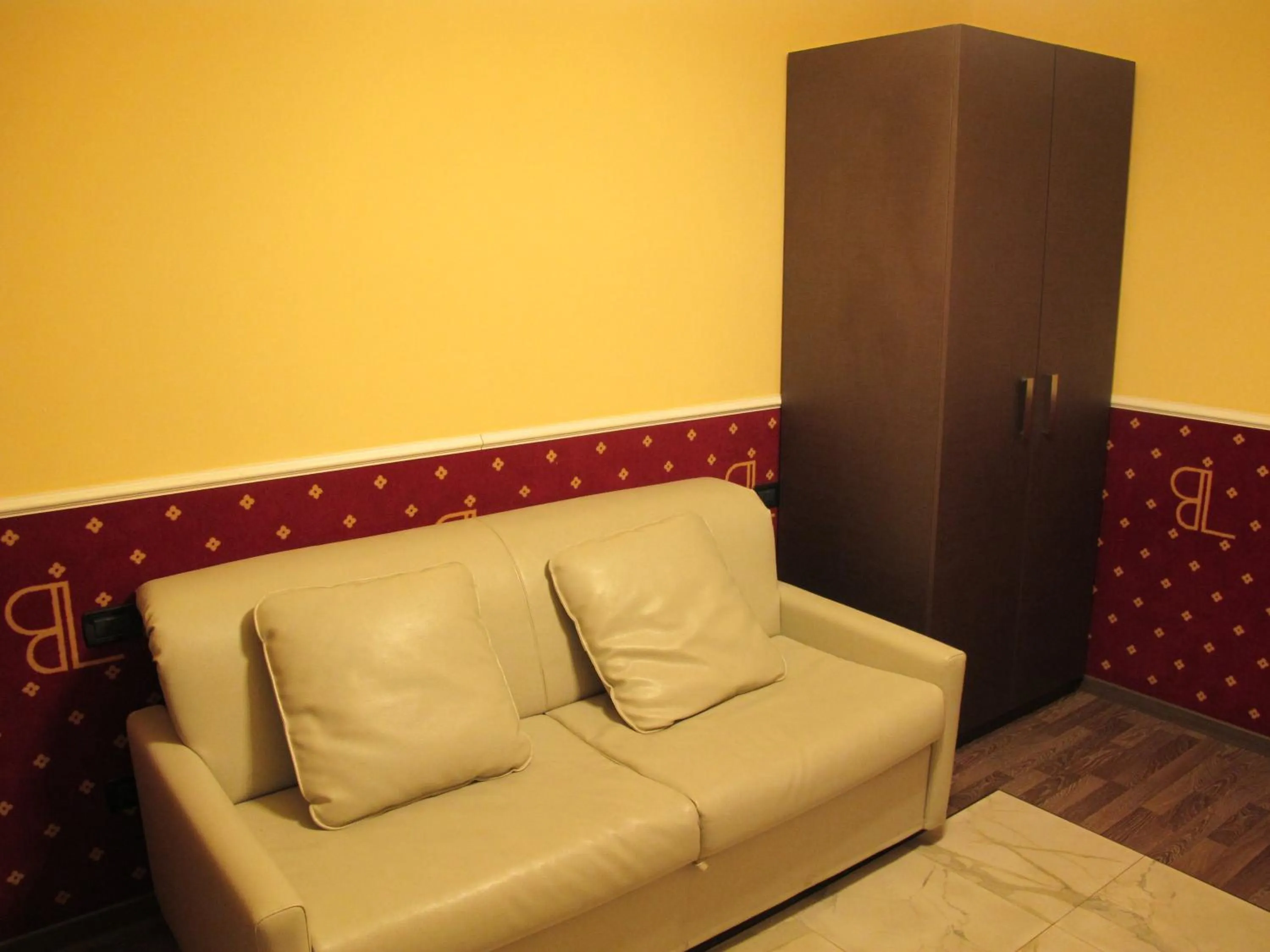 Photo of the whole room in Hotel Laguna Residence