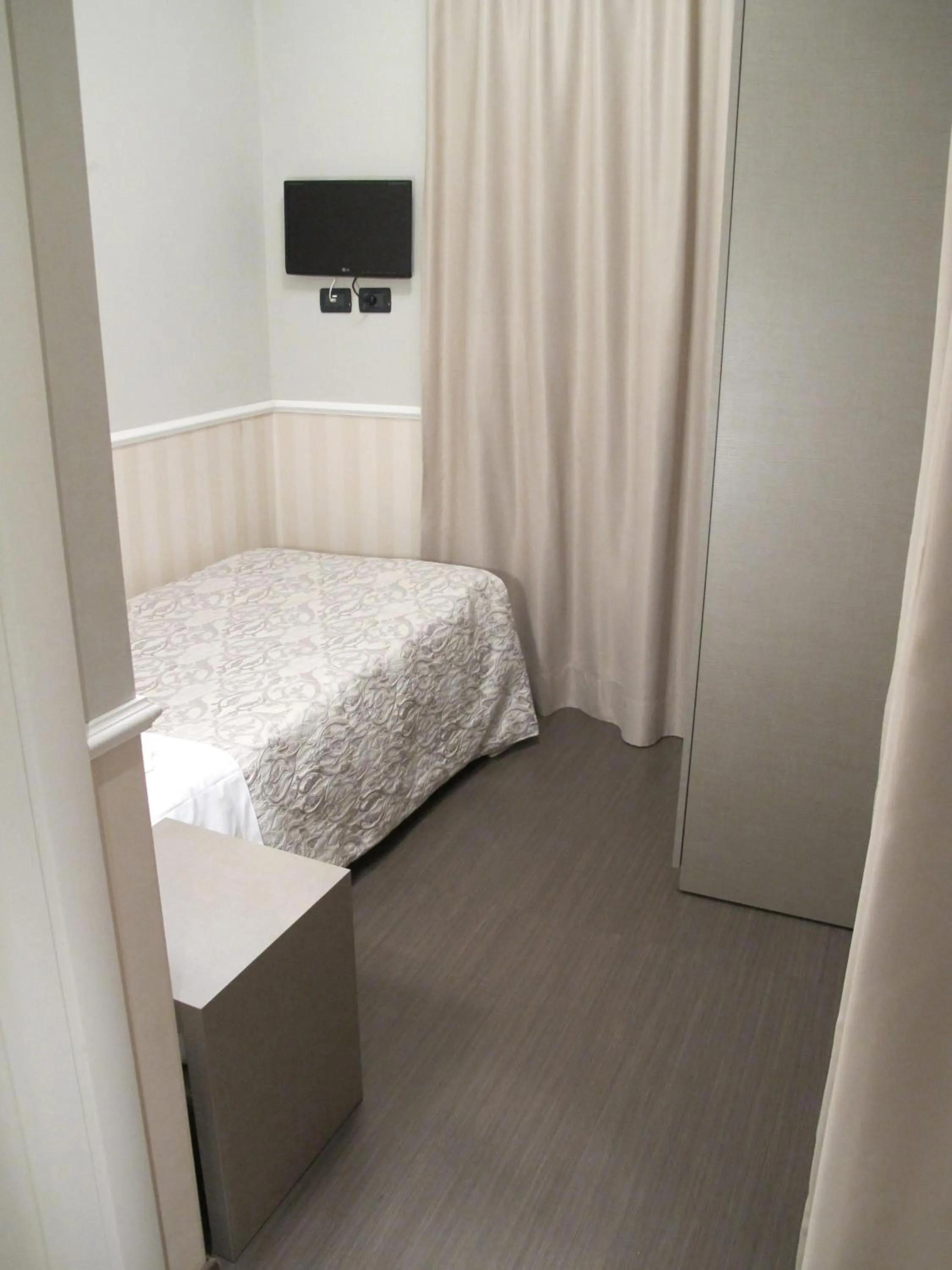 Photo of the whole room, Bed in Hotel Laguna Residence