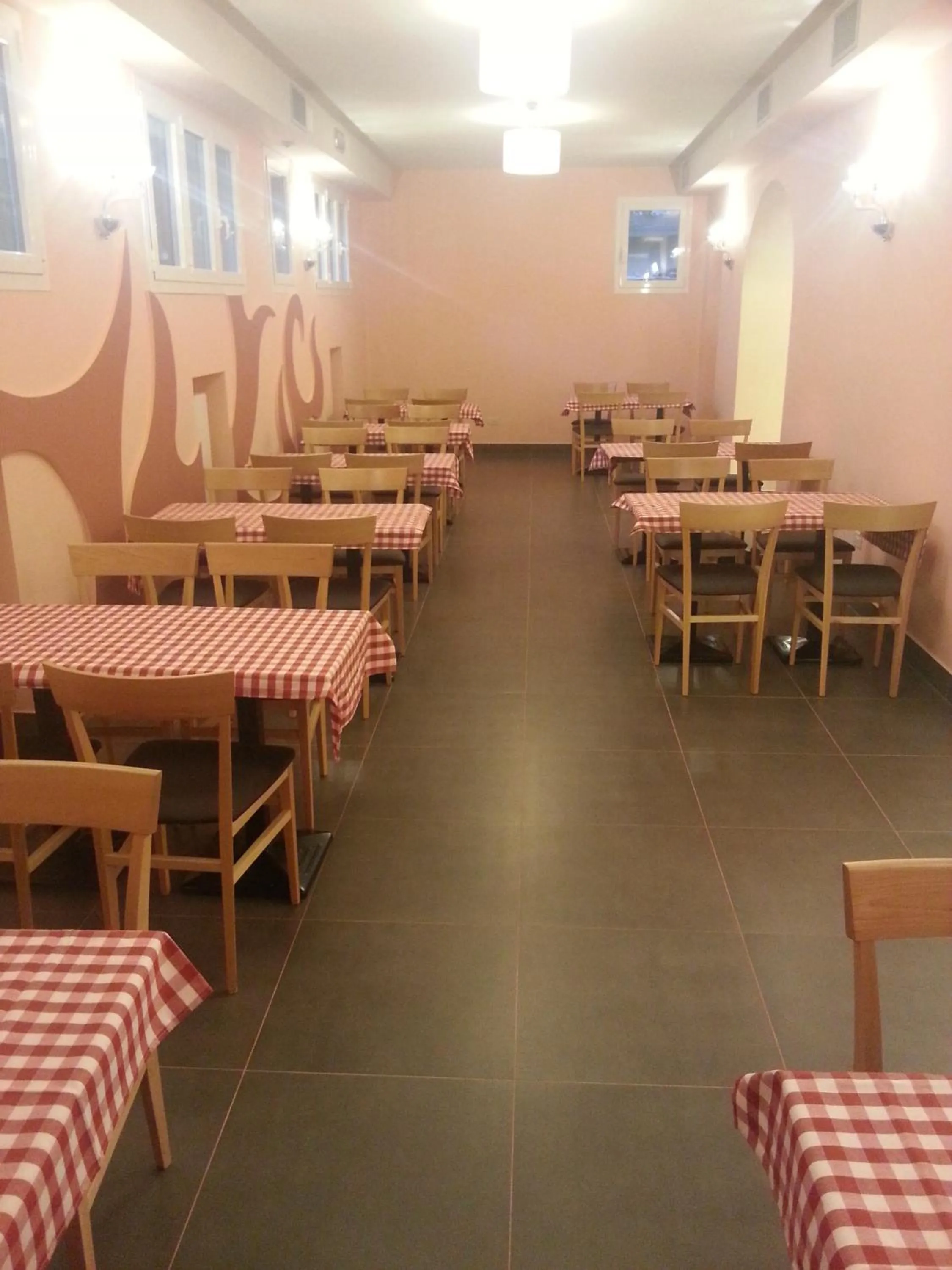 Restaurant/places to eat in Hotel Laguna Residence