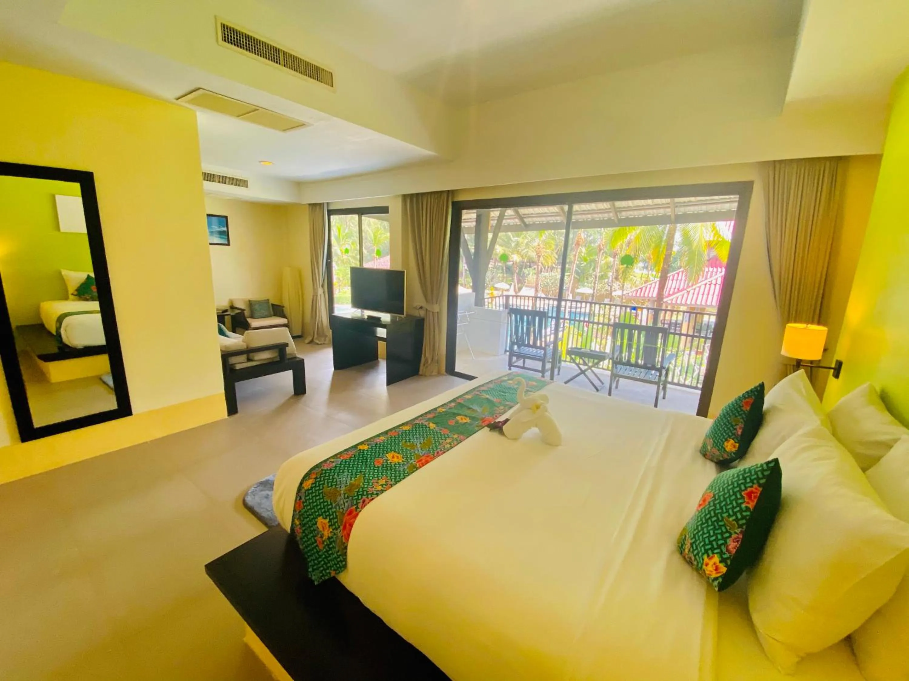 Bedroom, Bed in Palm Galleria Resort