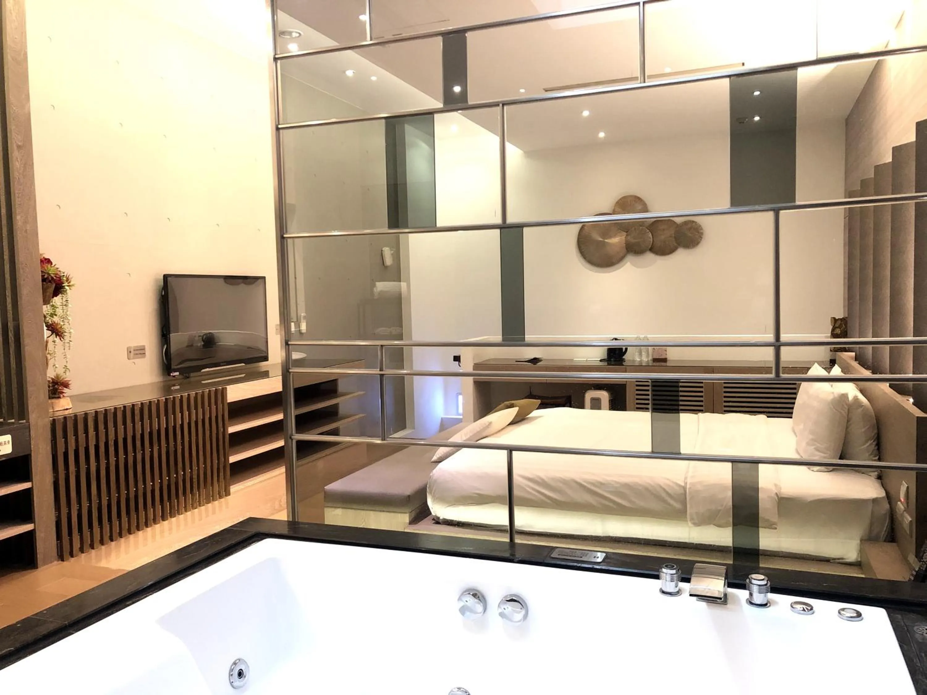 TV and multimedia, Bed in H Villa Inn