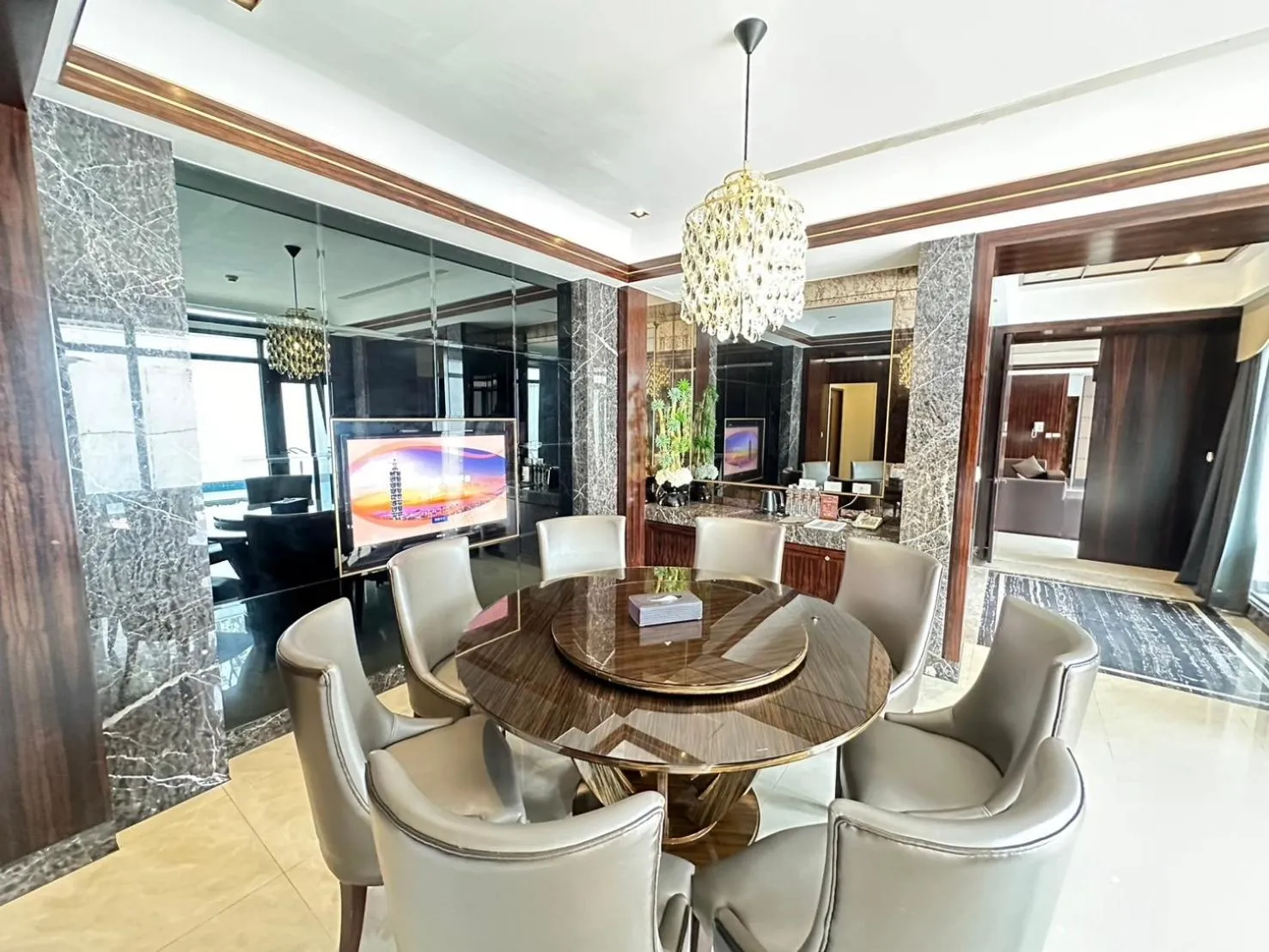 Restaurant/places to eat in H Villa Inn